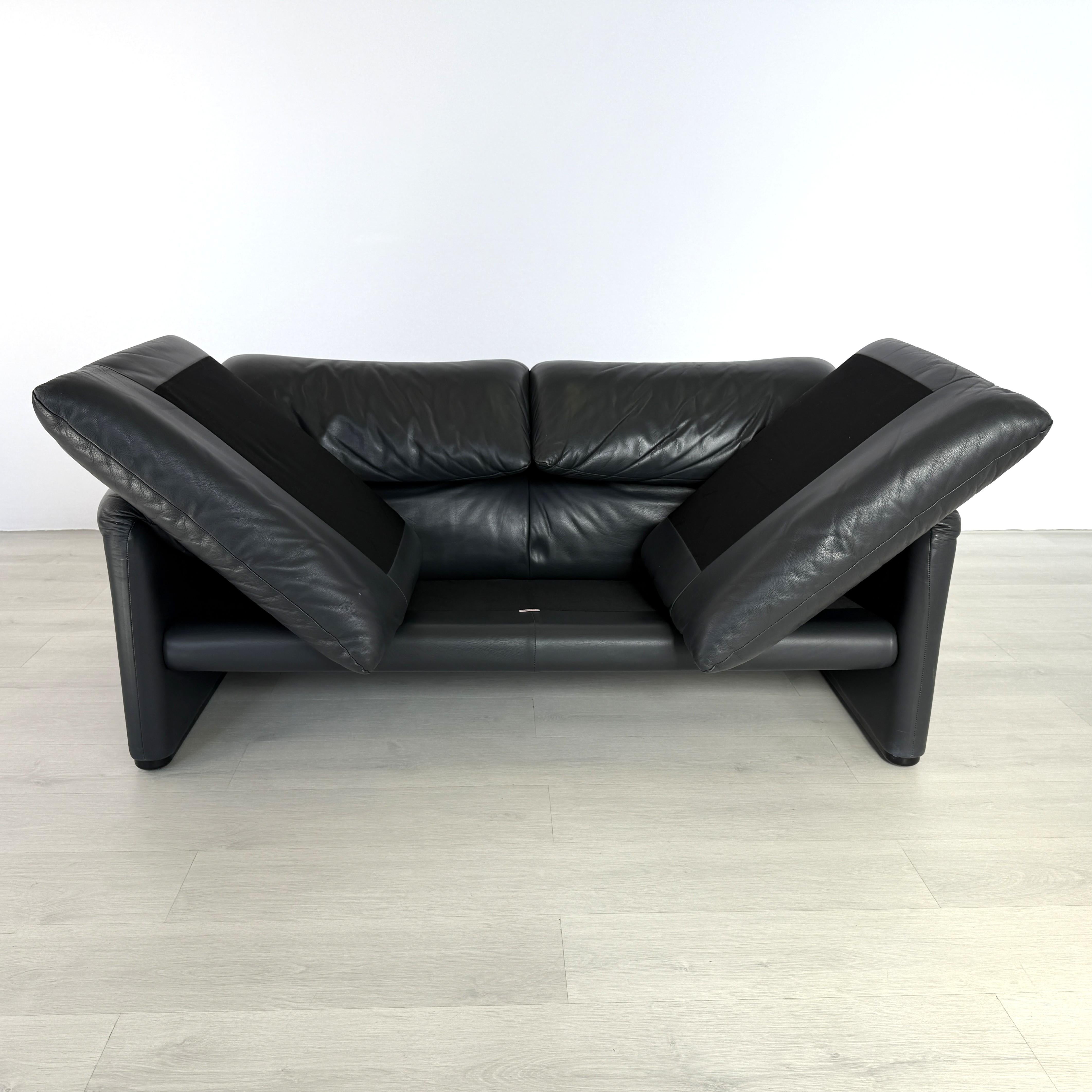 Cassina Maralunga Black Leather 2-Seater Sofa by Vico Magistretti, 1970s Excellent état - En vente à Bridgeport, CT