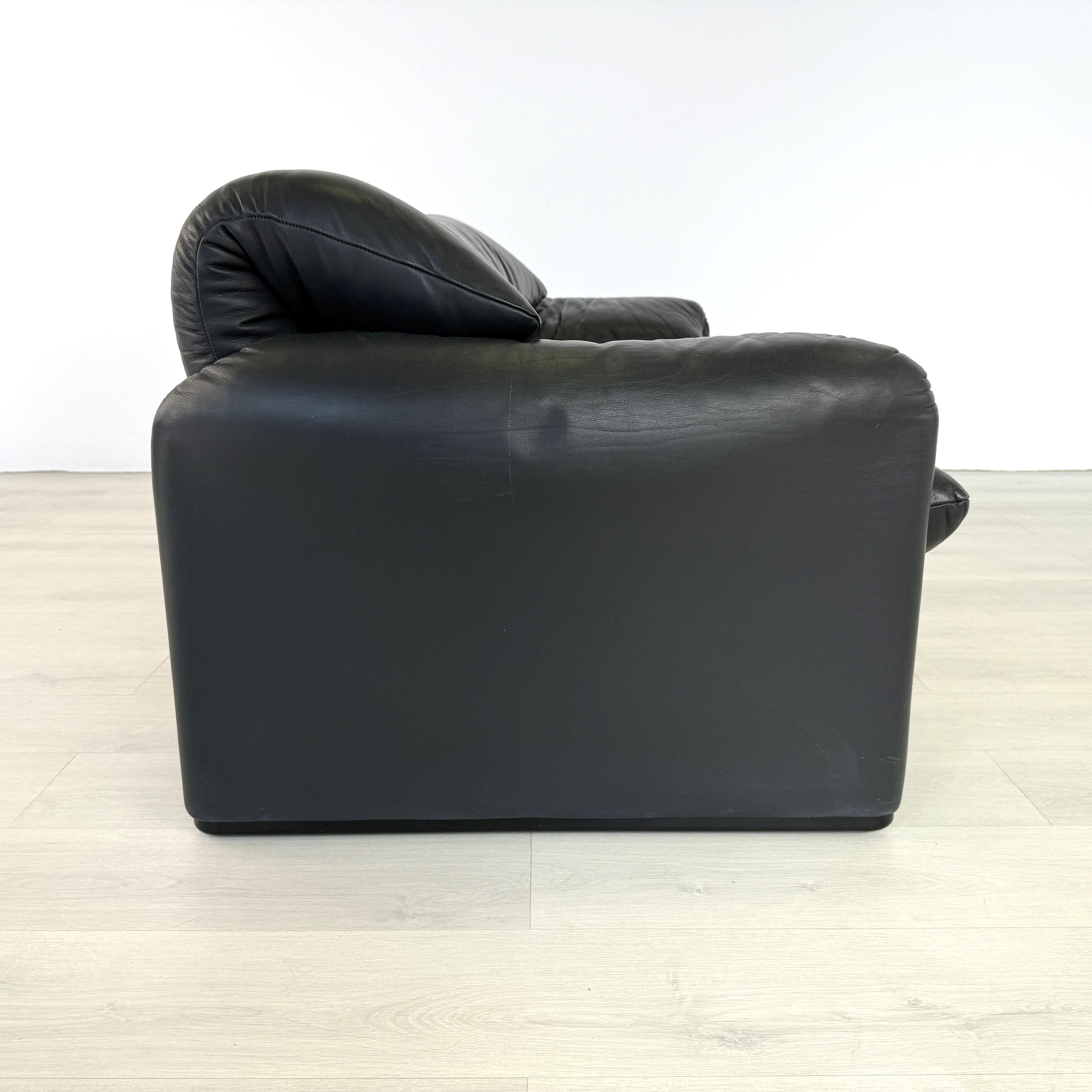 20ième siècle Cassina Maralunga Black Leather 2-Seater Sofa by Vico Magistretti, 1970s en vente