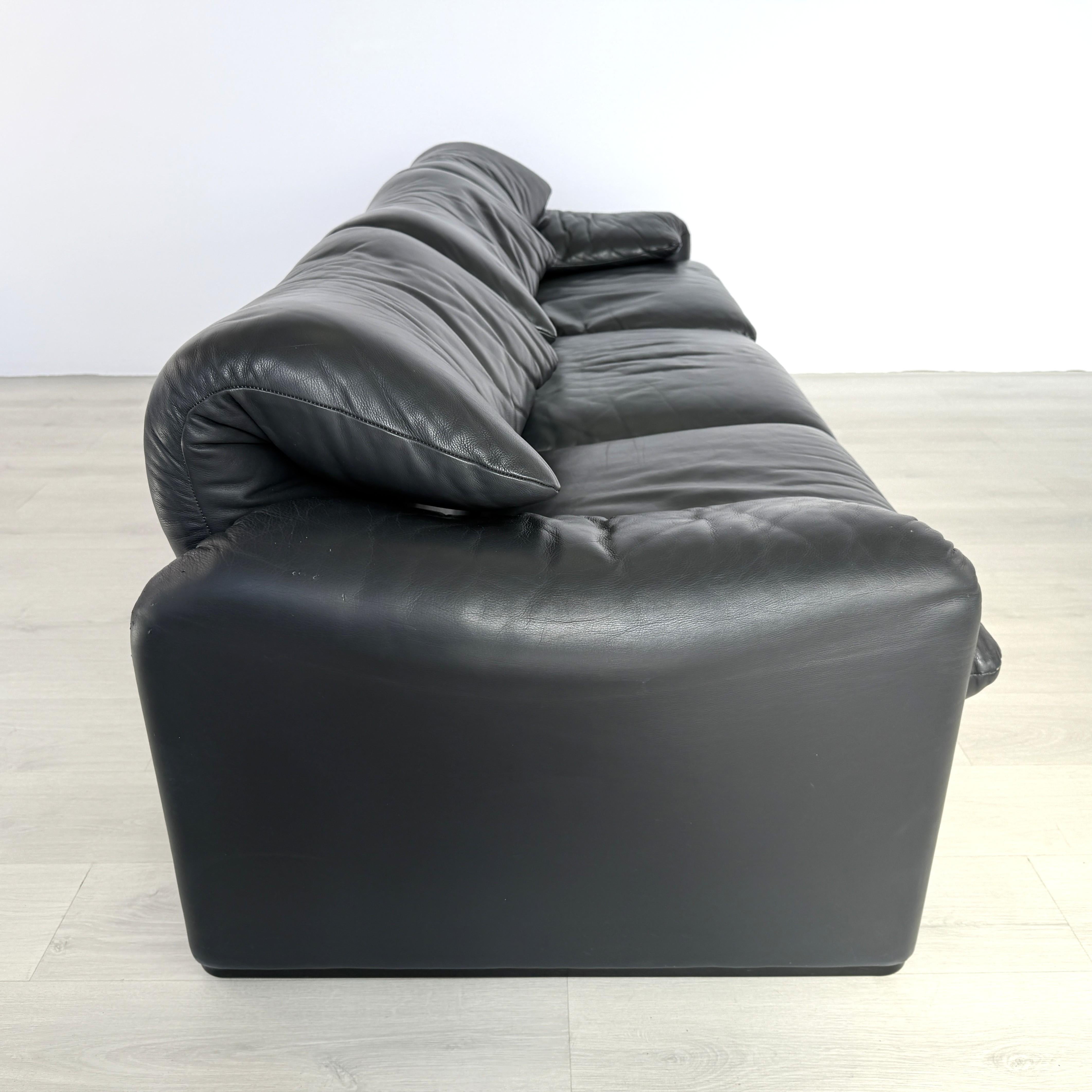 Cassina Maralunga Black Leather 3-Seater Sofa by Vico Magistretti, 1970s Excellent état - En vente à Bridgeport, CT
