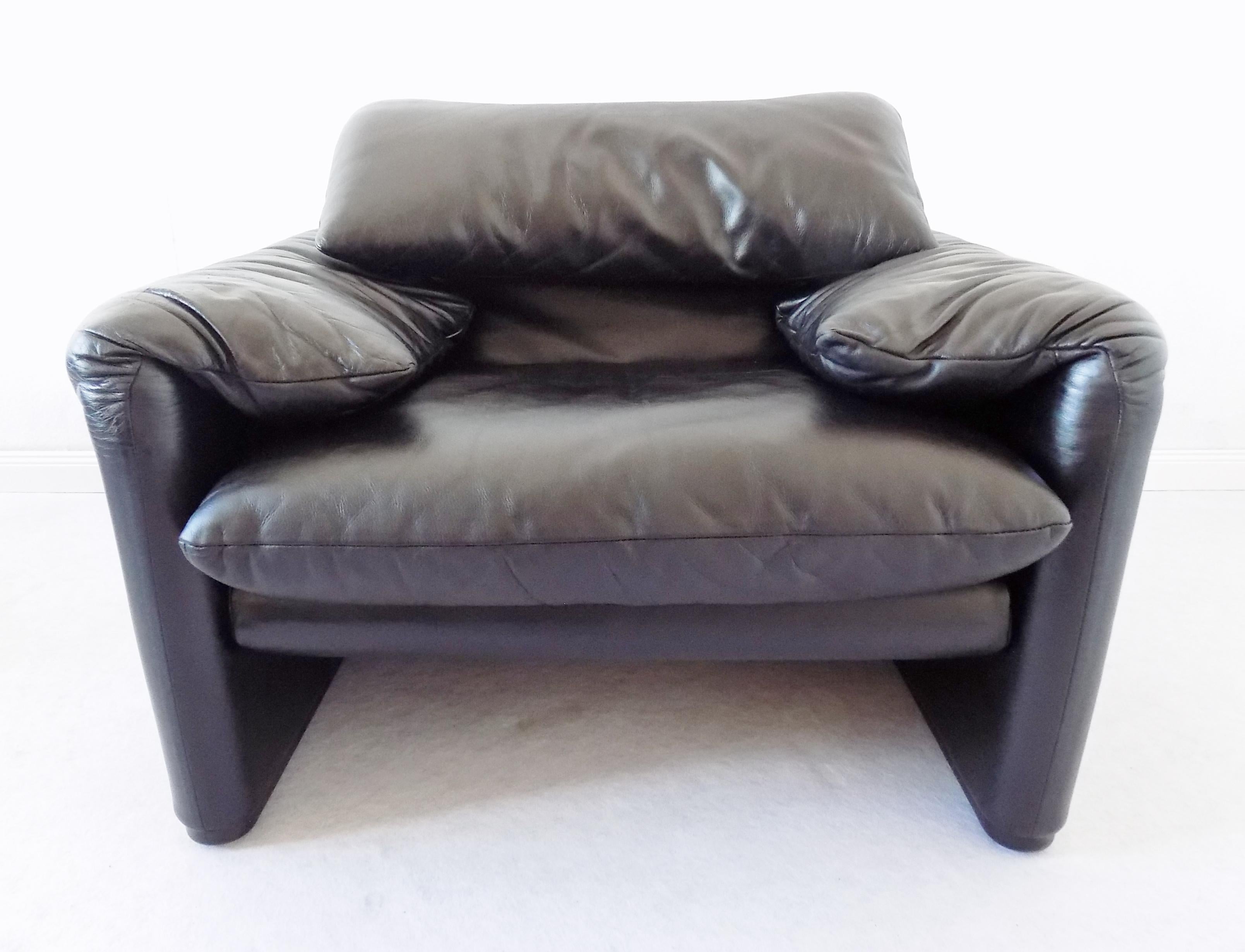 Cassina Maralunga Black Leather Lounge chair, by Vico Magistretti, Mid-Century  7