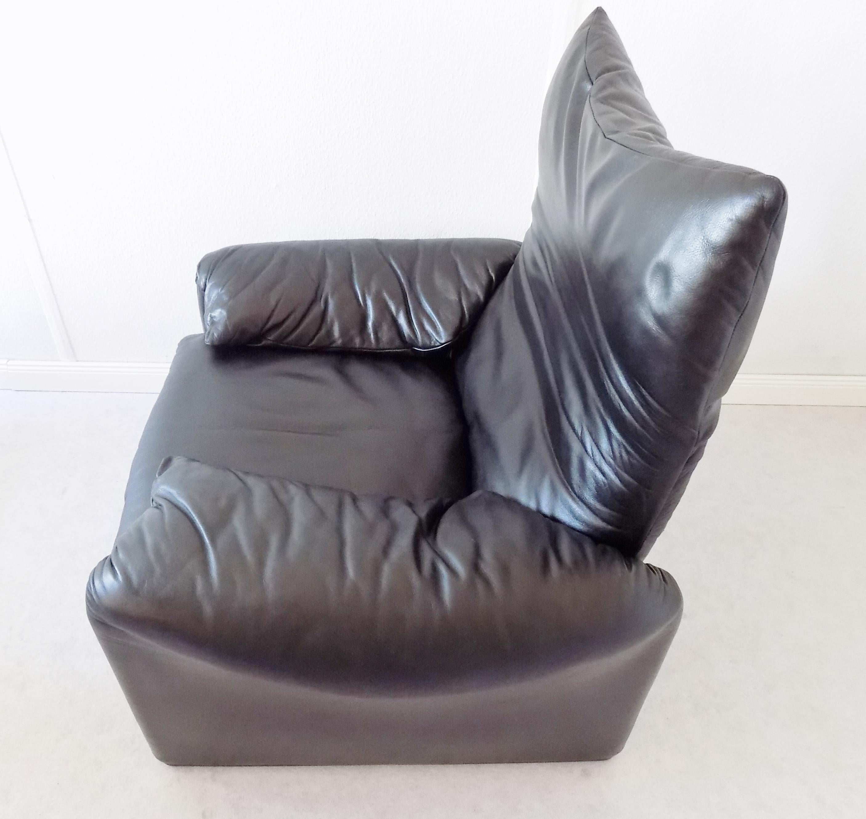 Cassina Maralunga Black Leather Lounge chair, by Vico Magistretti, Mid-Century  8