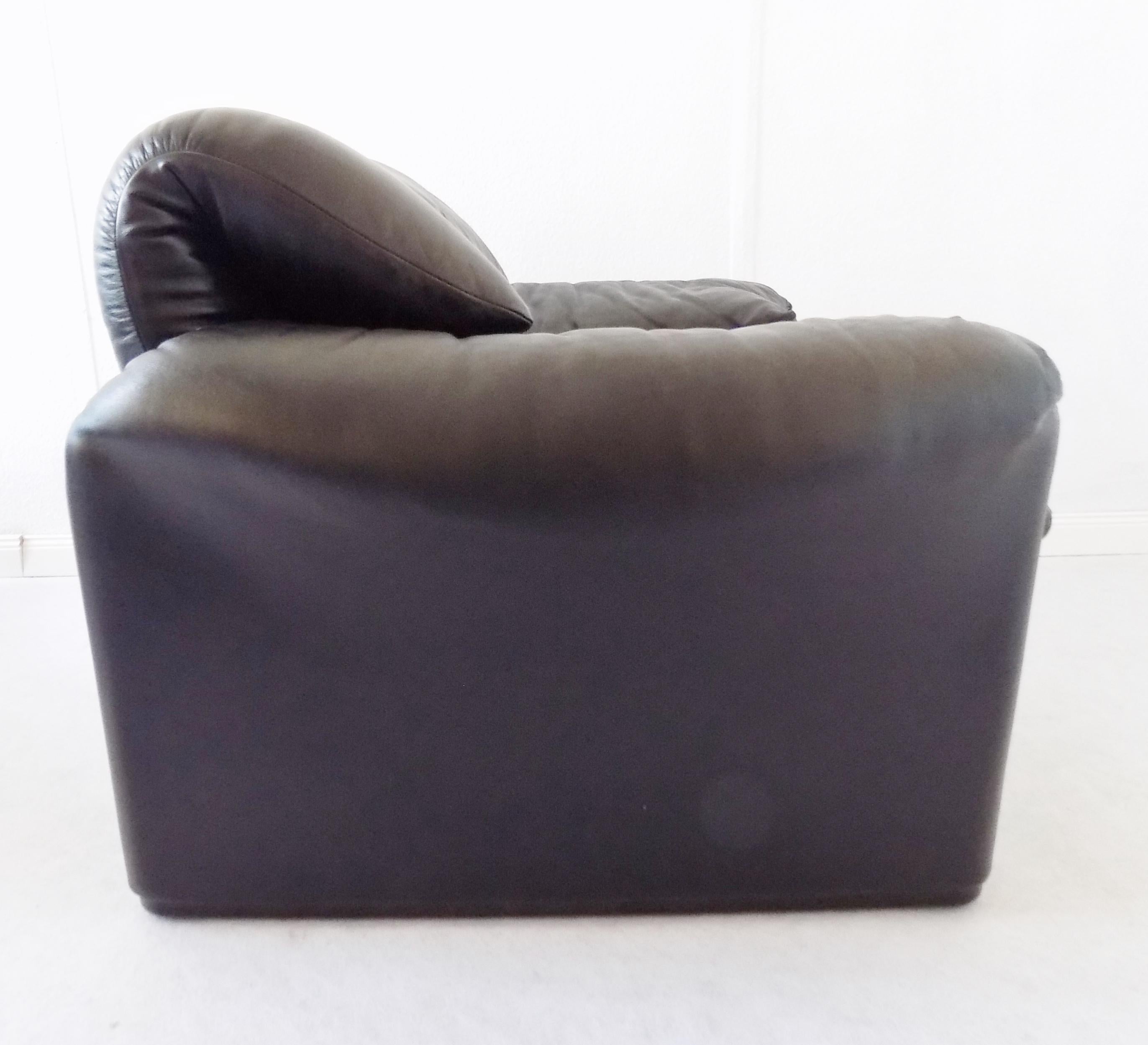 Cassina Maralunga Black Leather Lounge chair, by Vico Magistretti, Mid-Century  9
