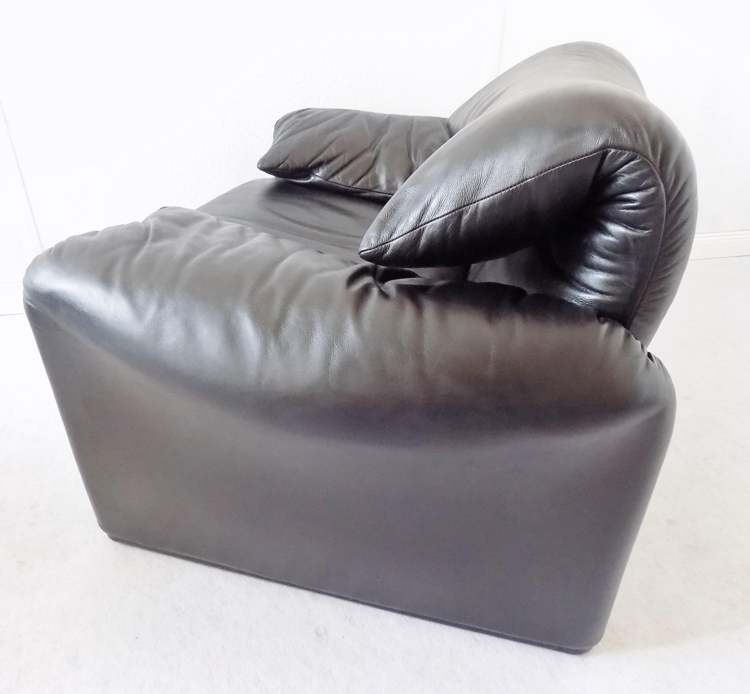 Modern Cassina Maralunga Black Leather Lounge chair, by Vico Magistretti, Mid-Century 