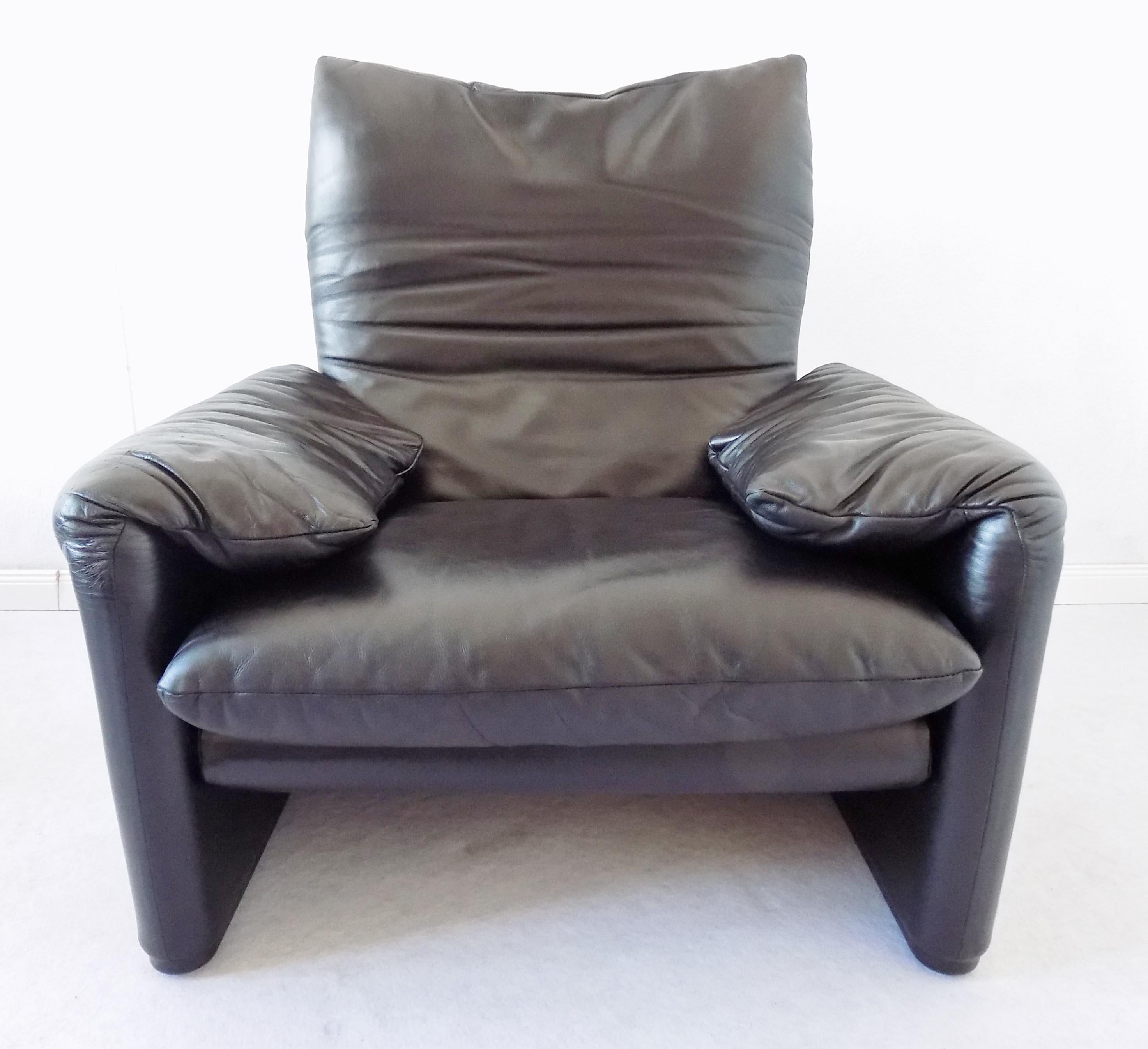 Late 20th Century Cassina Maralunga Black Leather Lounge chair, by Vico Magistretti, Mid-Century 