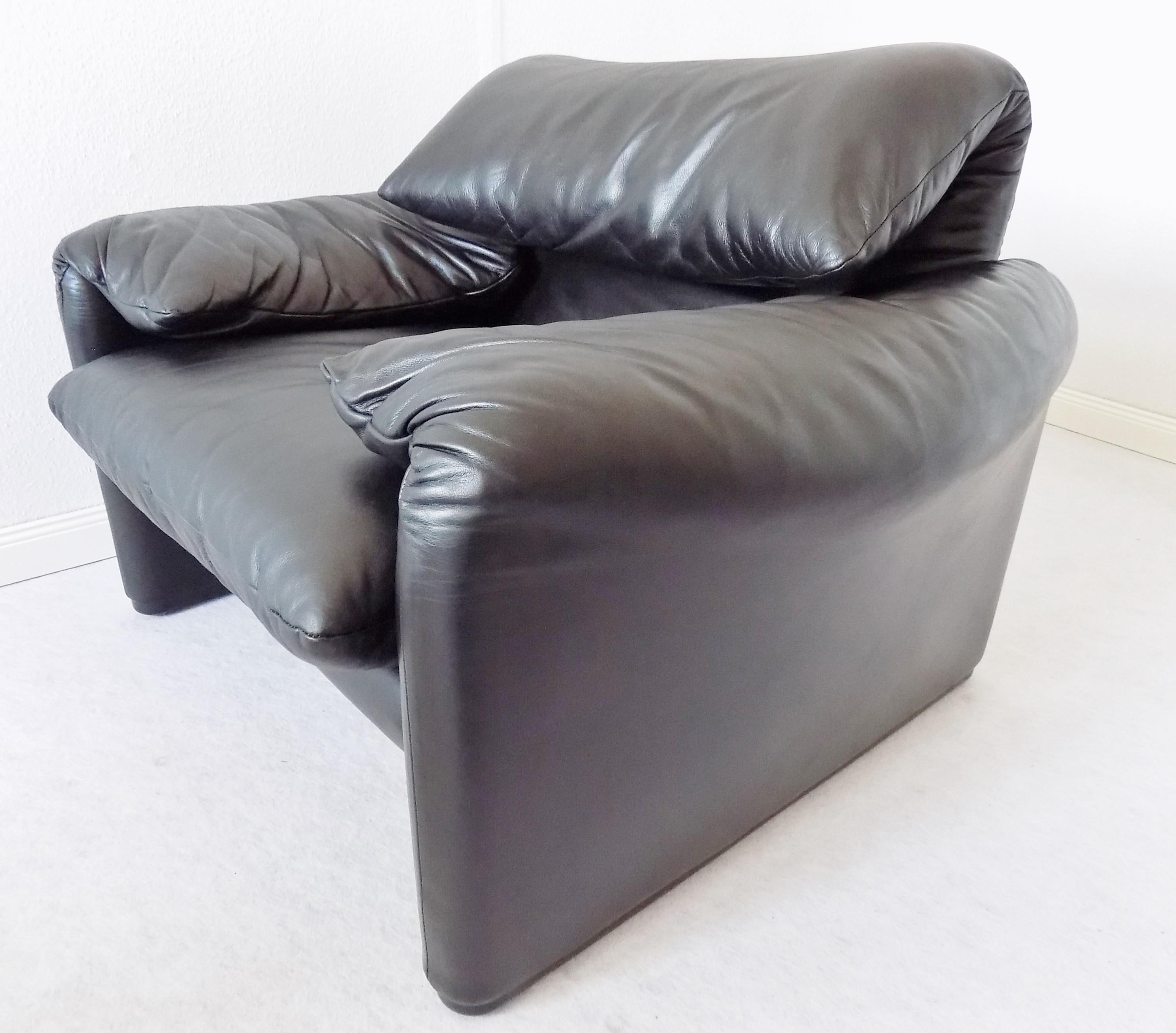 Cassina Maralunga Black Leather Lounge chair, by Vico Magistretti, Mid-Century  2