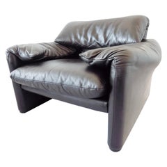 Cassina Maralunga Black Leather Lounge chair, by Vico Magistretti, Mid-Century