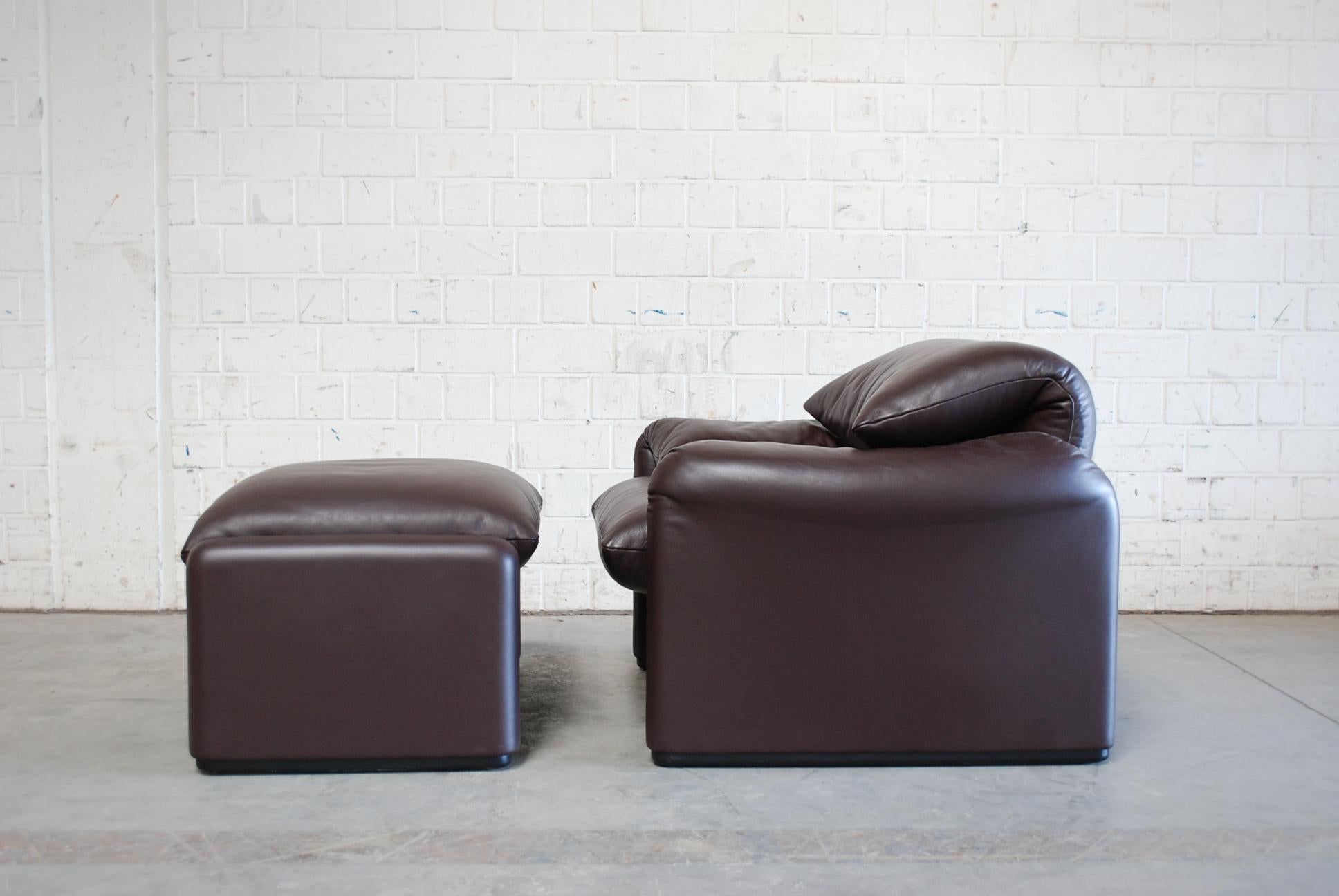 Cassina Maralunga Ensemble Leather Sofa and 2 Chairs and 1 Ottoman 5
