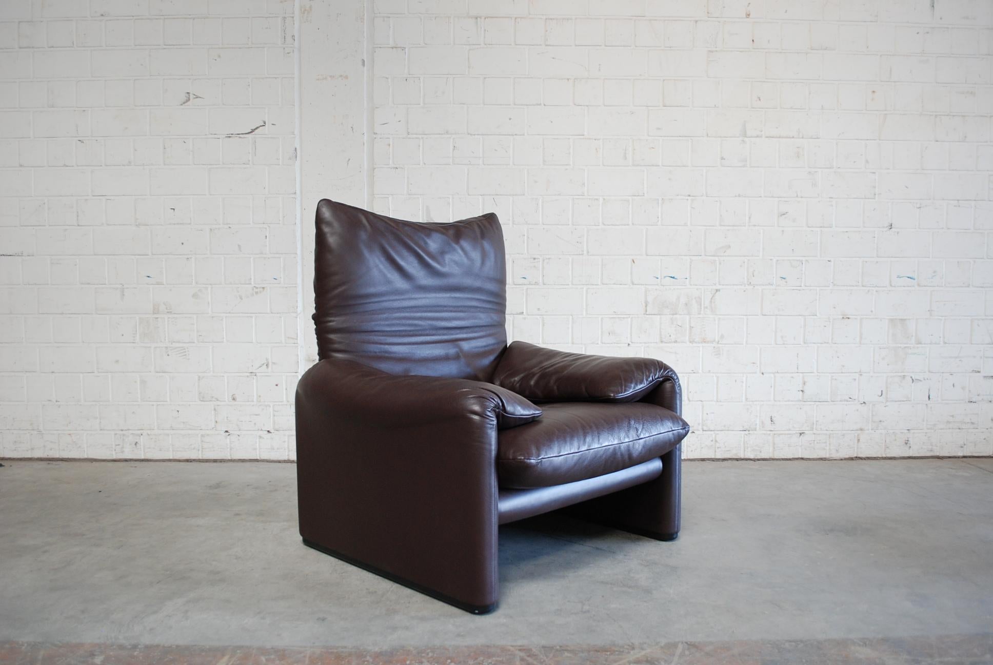 Cassina Maralunga Ensemble Leather Sofa and 2 Chairs and 1 Ottoman 9