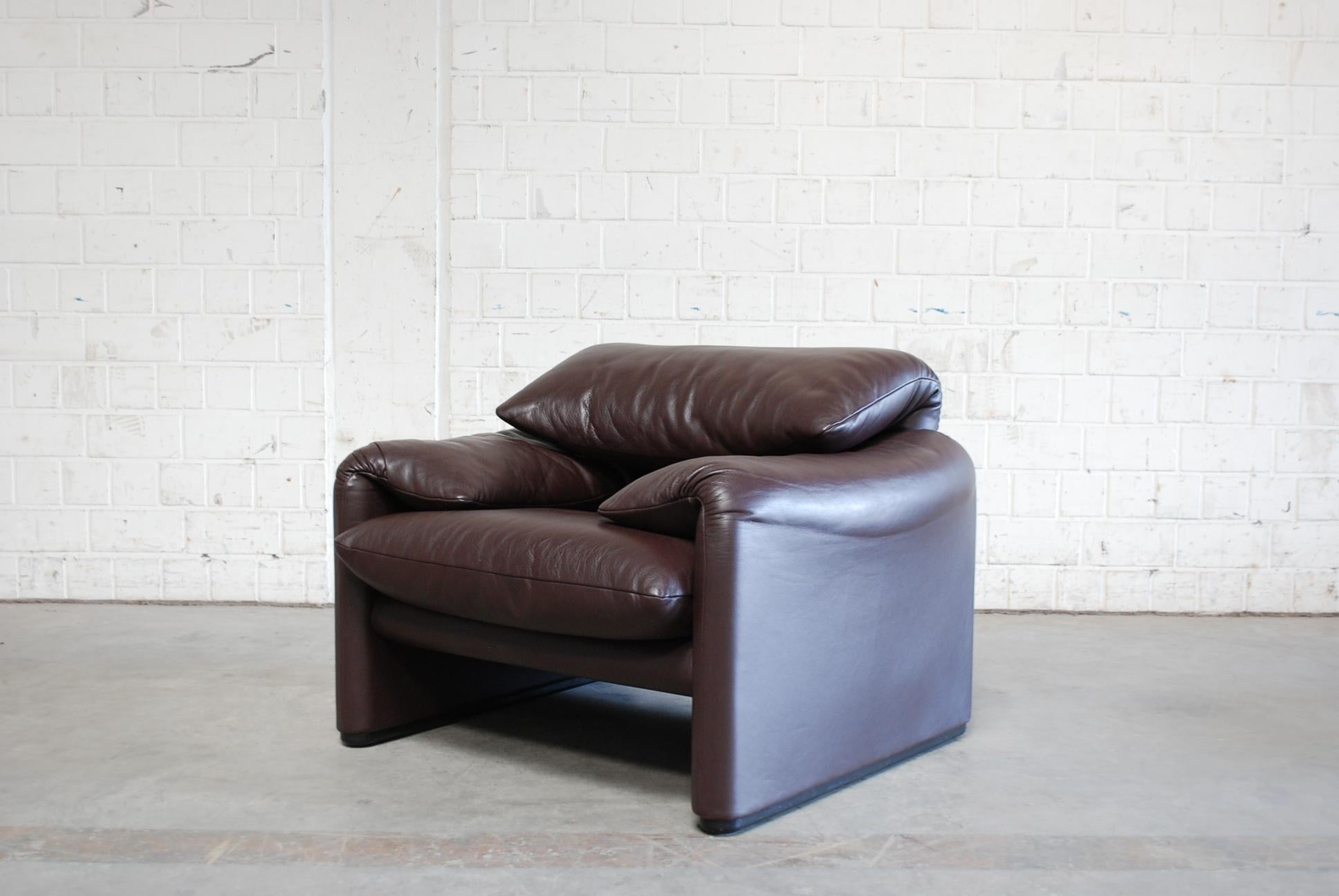 Ensemble Cassina Maralunga Canapé en cuir, 2 chaises et 1 pouf 12