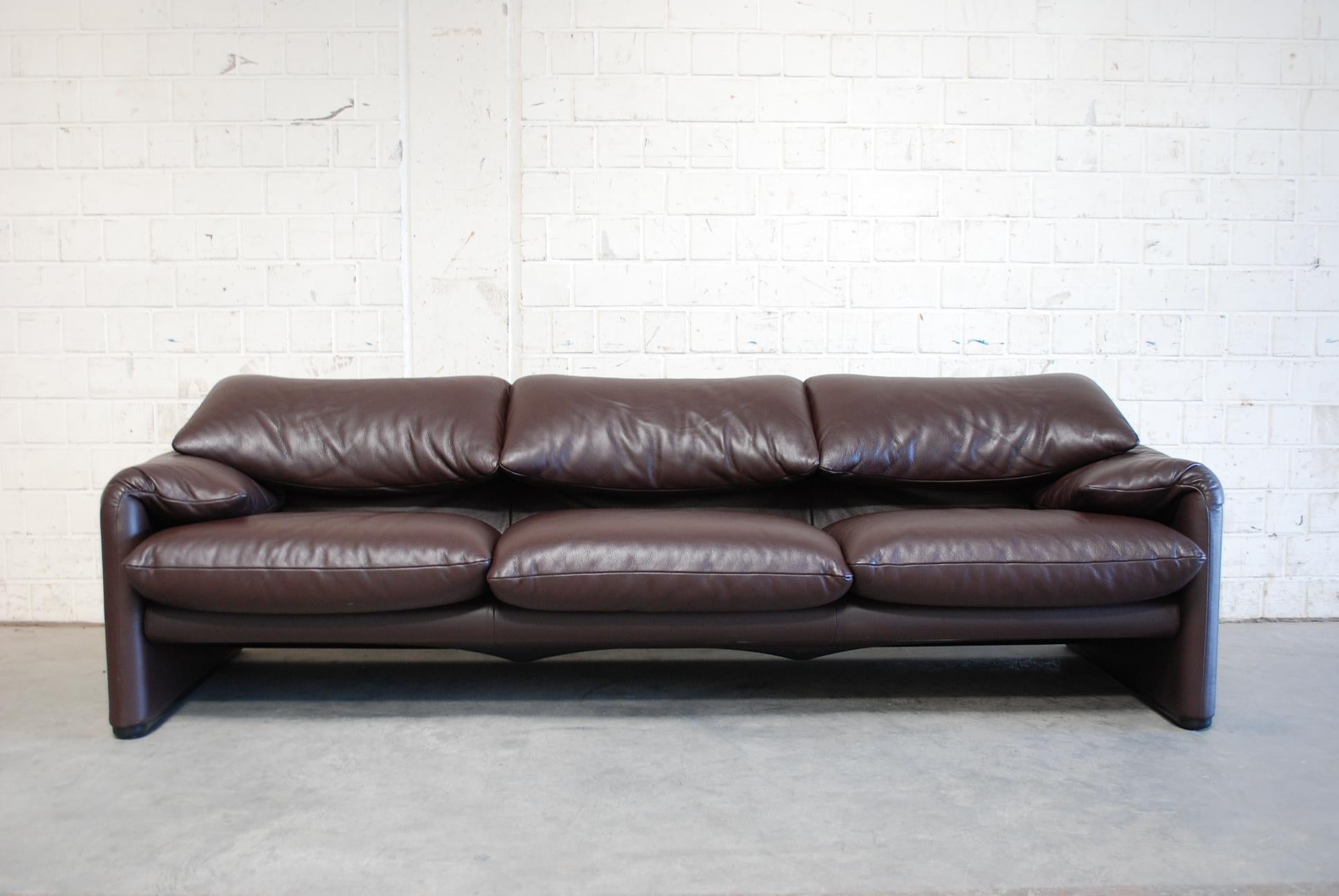 Cassina Modell Maralunga in Mint condition.
The condition is like new. It was used only for several months.
This set consist a 3-seat Sofa.
2 armchairs und 1 ottoman.
The leather hast the title: 13Y255 PRUGNA.
It´s a dark brown leather