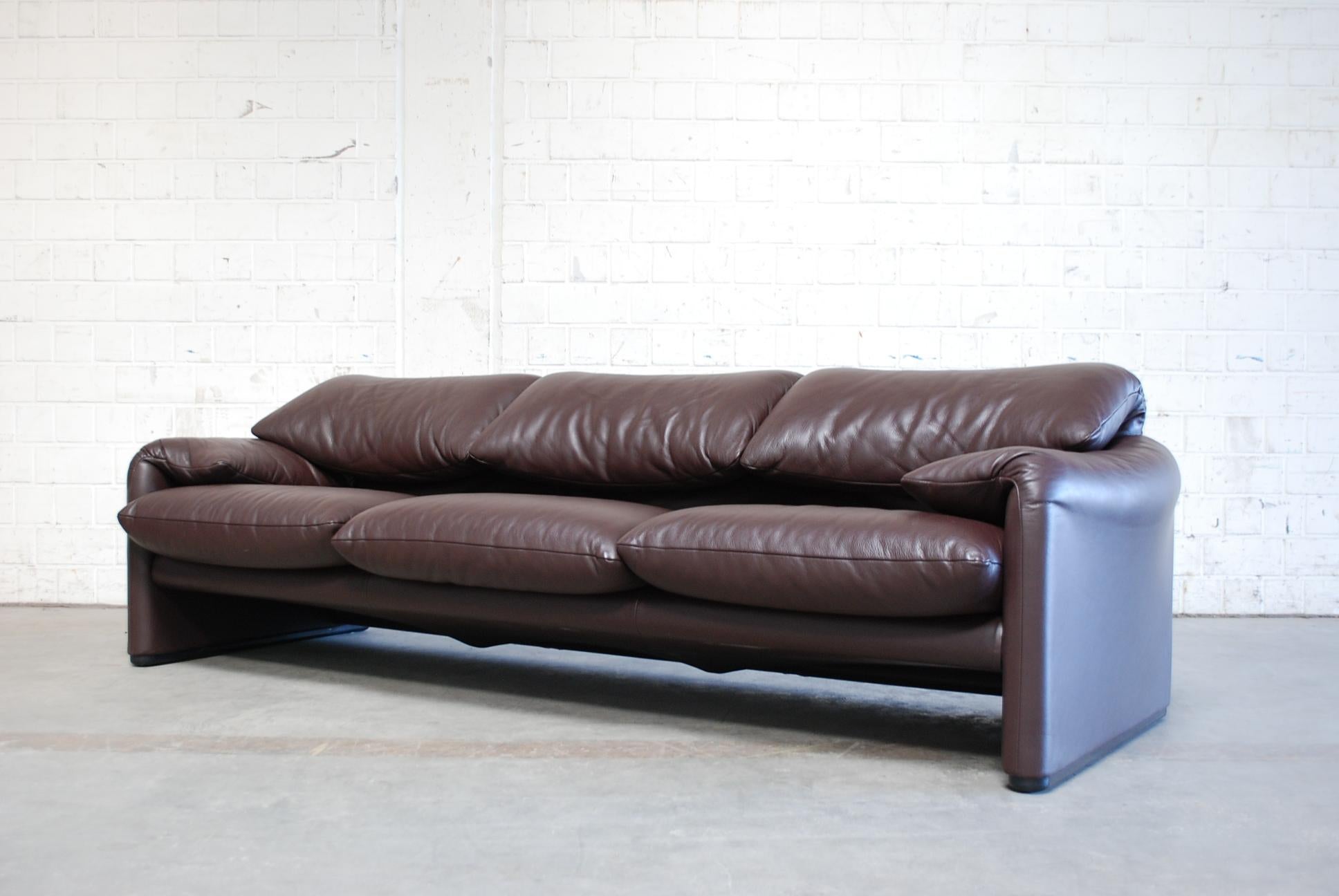 Ensemble aus Ledersofa und 2 Stühlen und 1 Ottomane von Cassina Maralunga (Moderne)