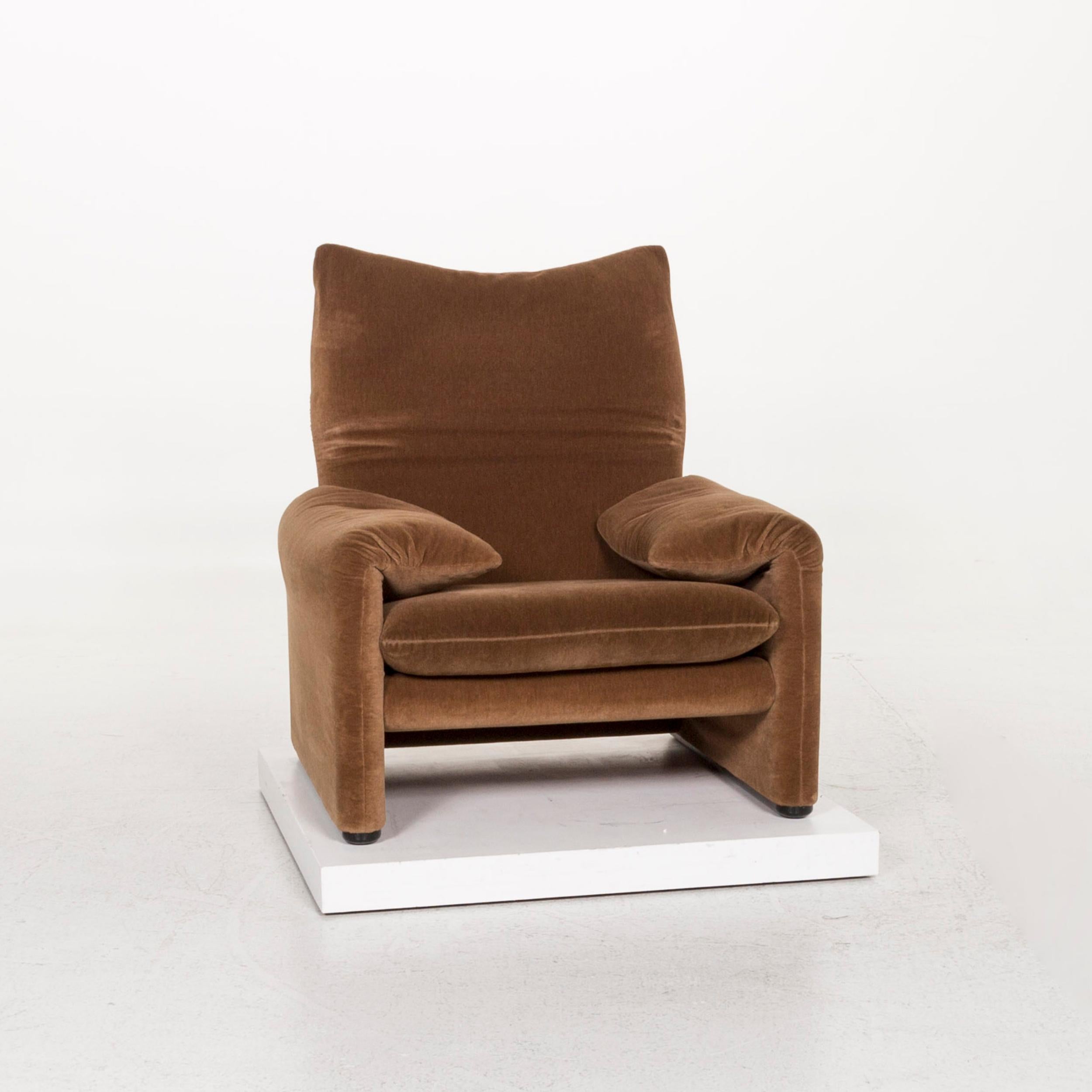 We bring to you a Cassina Maralunga fabric armchair brown function.

 

 Product measurements in centimeters:
 

Depth 84
Width 98
Height 68
Seat-height 42
Rest-height 55
Seat-depth 50
Seat-width 45
Back-height 26