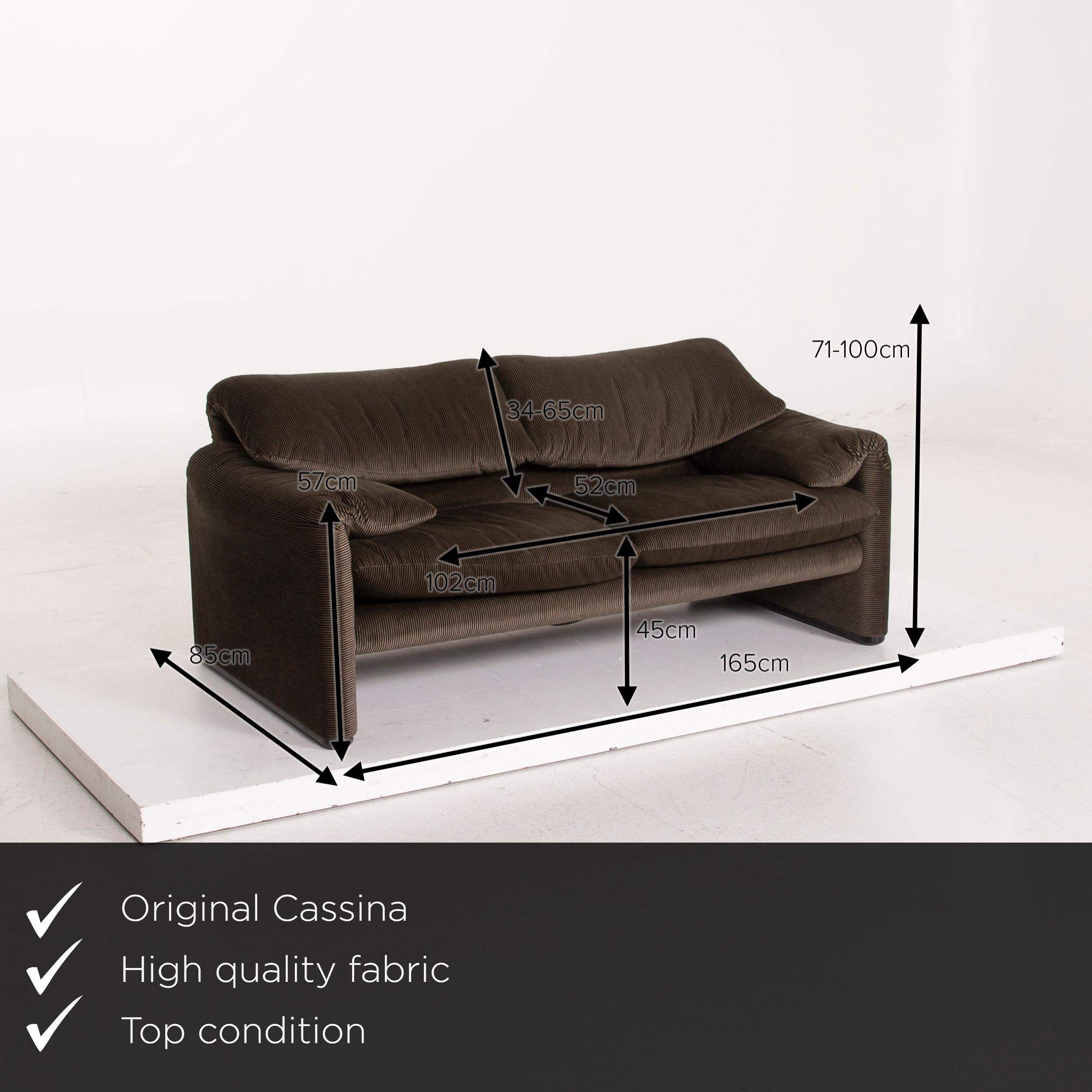 We present to you a Cassina Maralunga fabric sofa olive green green two-seat couch.
 

 Product measurements in centimeters:
 

Depth 85
Width 165
Height 71
Seat height 45
Rest height 57
Seat depth 52
Seat width 102
Back height 34.

 