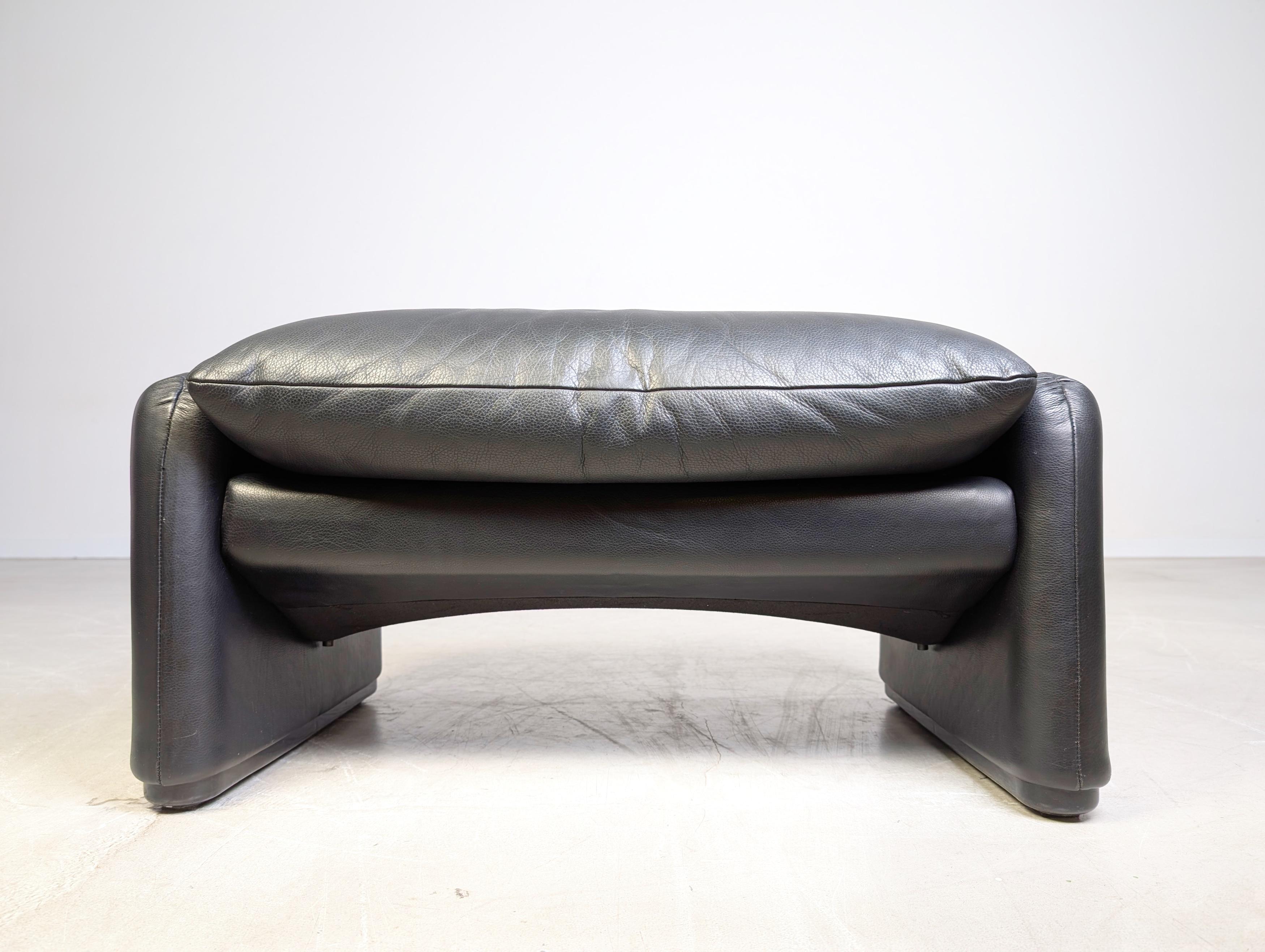 Mid-Century Modern Cassina Maralunga Hocker Vico Magistretti Ottoman Leder schwarz For Sale