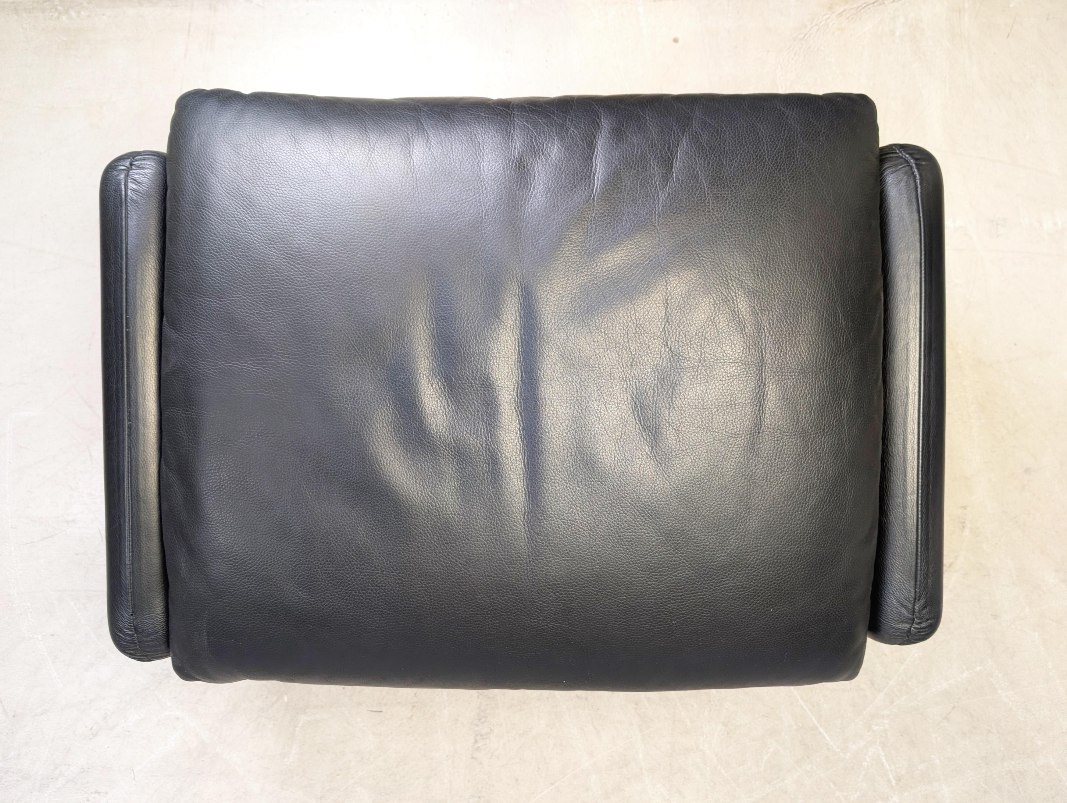 Andorran Cassina Maralunga Hocker Vico Magistretti Ottoman Leder schwarz For Sale