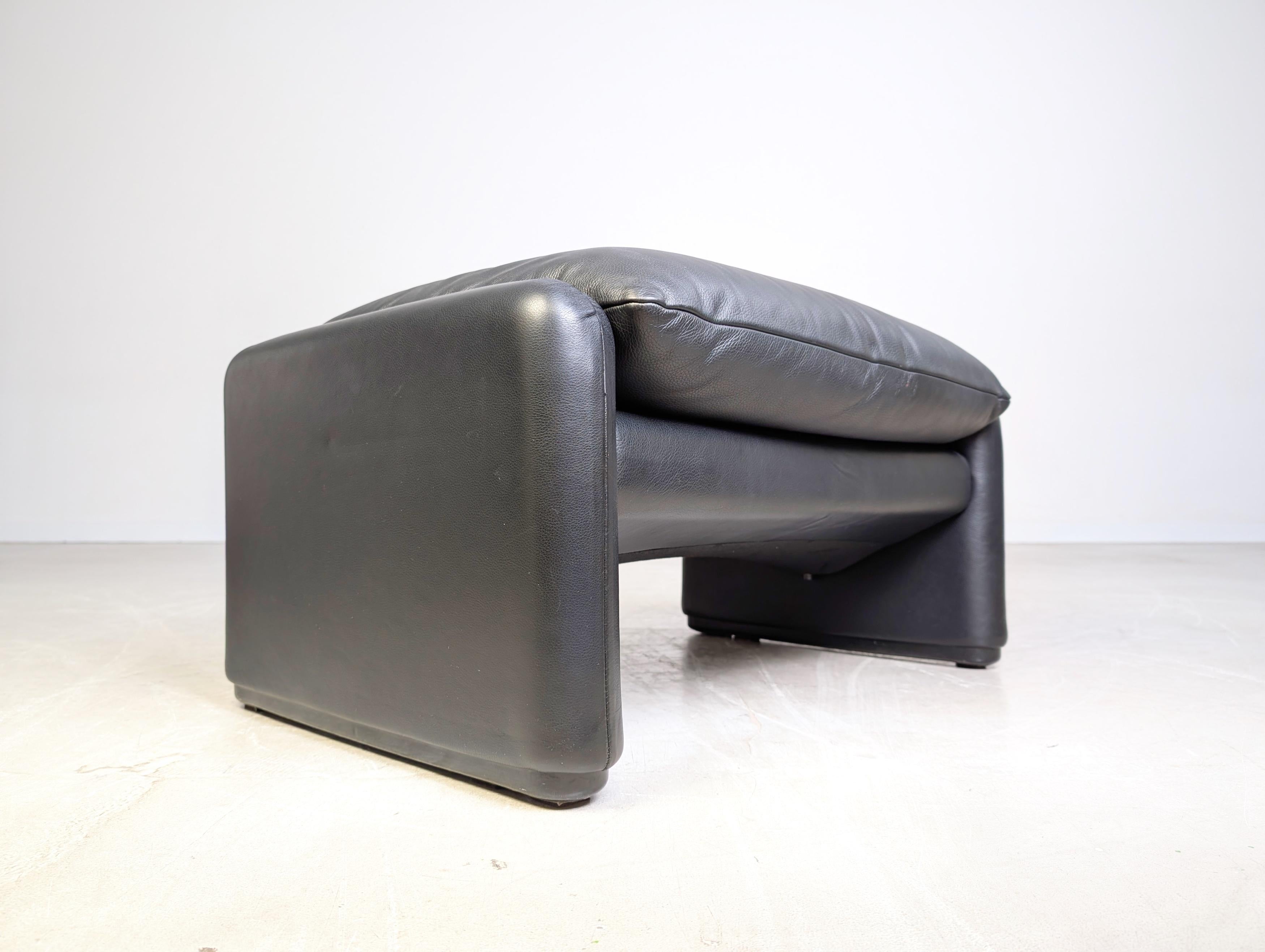 Late 20th Century Cassina Maralunga Hocker Vico Magistretti Ottoman Leder schwarz For Sale