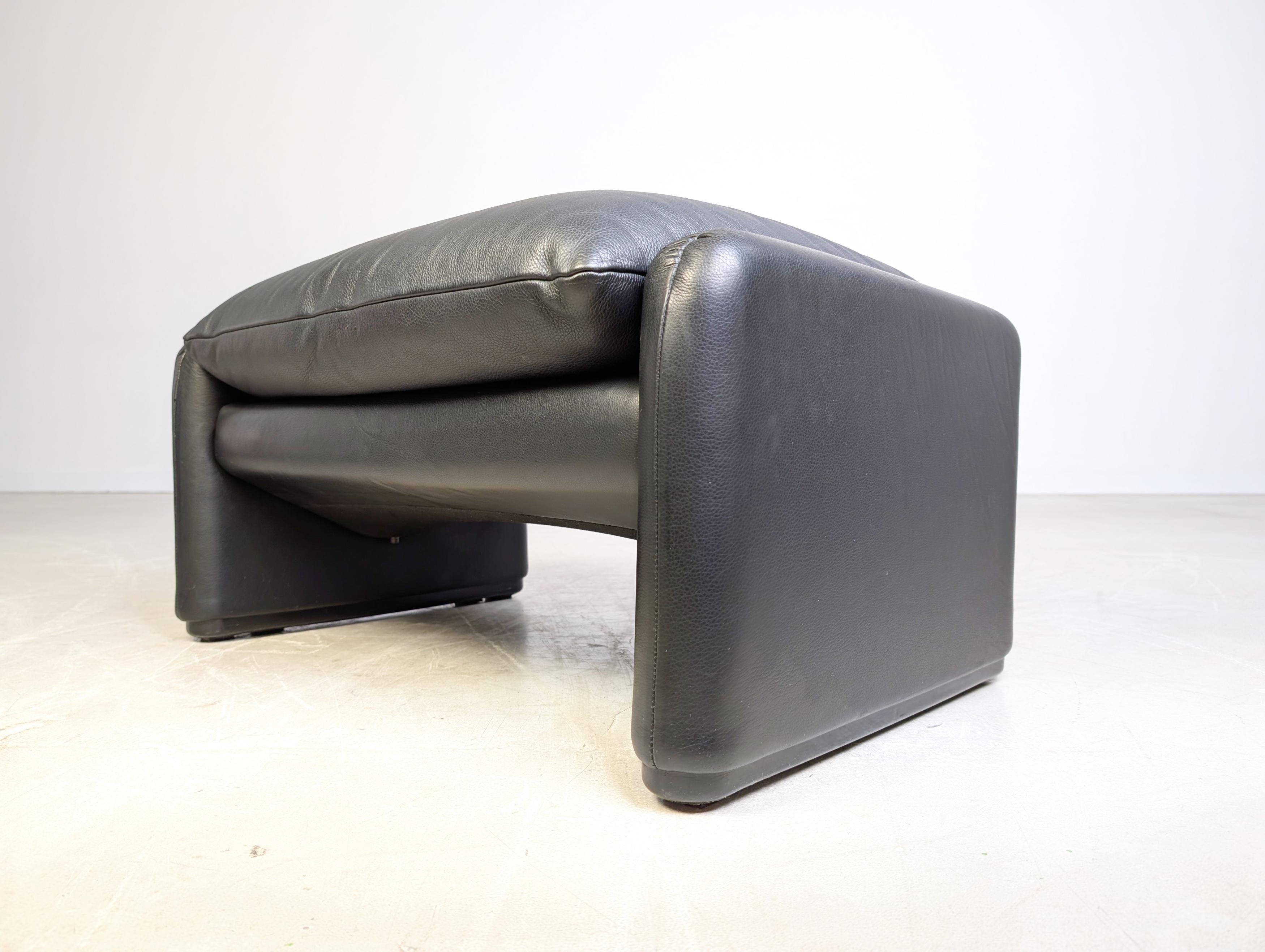 Leather Cassina Maralunga Hocker Vico Magistretti Ottoman Leder schwarz For Sale