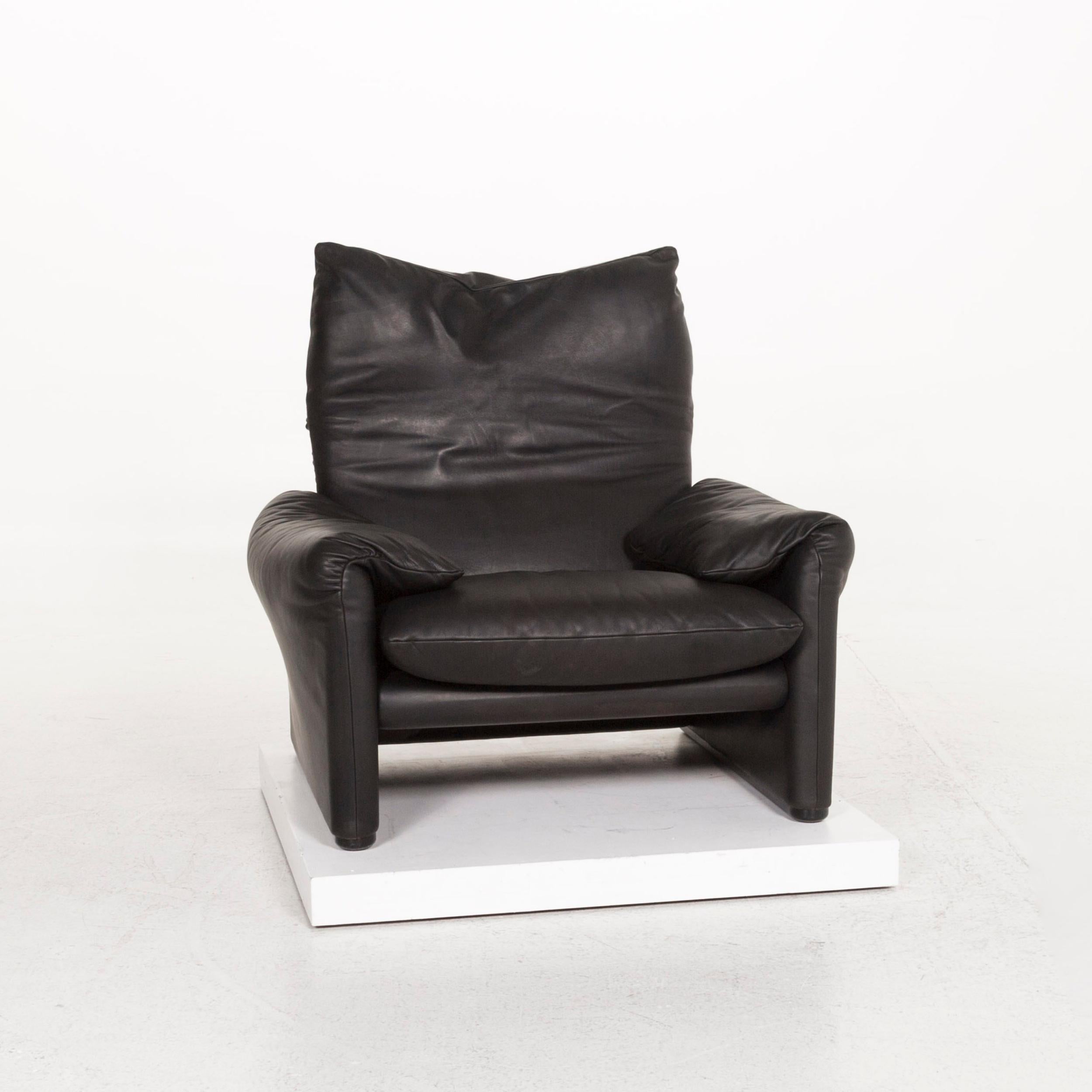 We bring to you a Cassina Maralunga leather armchair black function.
   
 

 Product measurements in centimeters:
 

Depth 83
Width 99
Height 70
Seat-height 41
Rest-height 52
Seat-depth 50
Seat-width 44
Back-height 28.