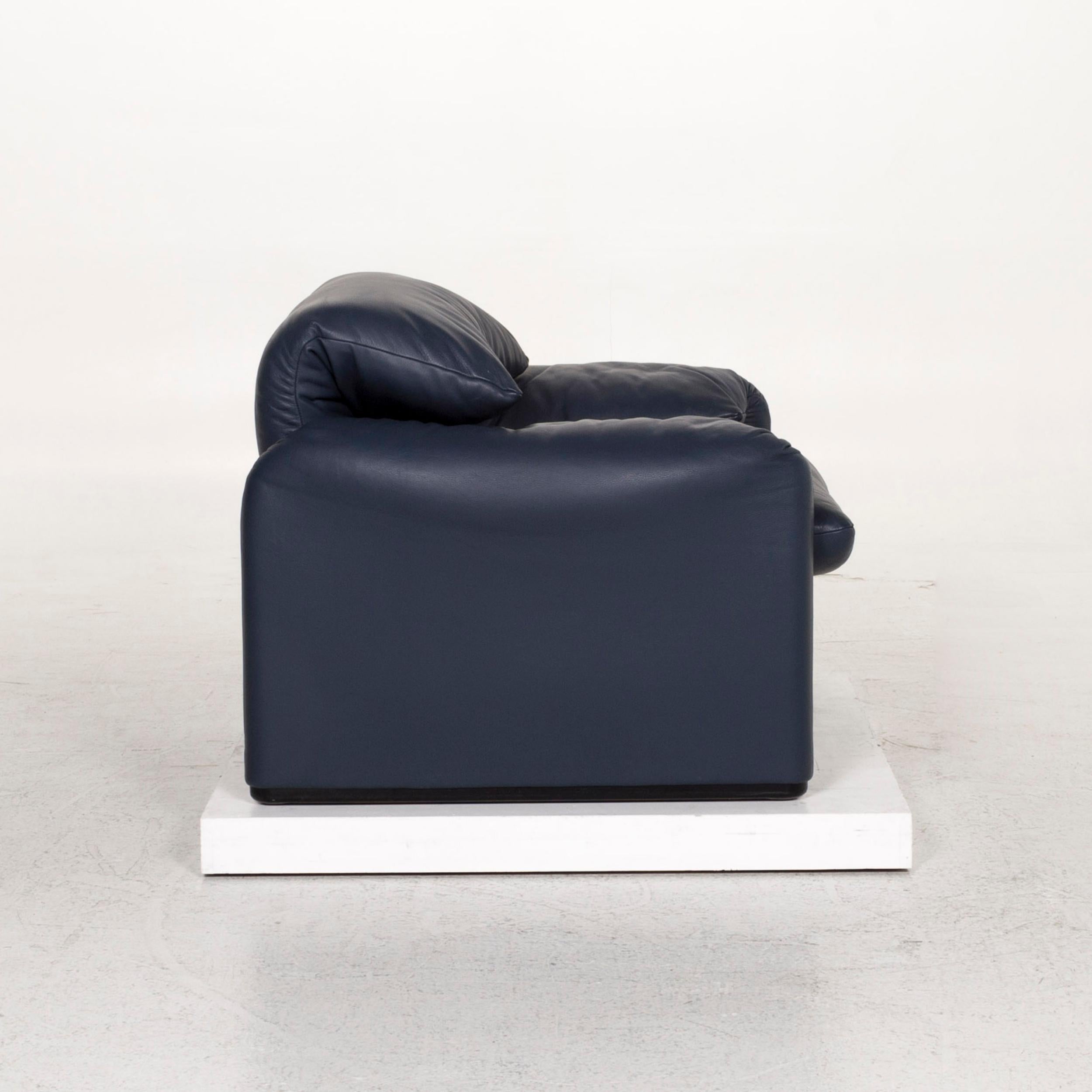 Cassina Maralunga Leather Armchair Blue Function 2