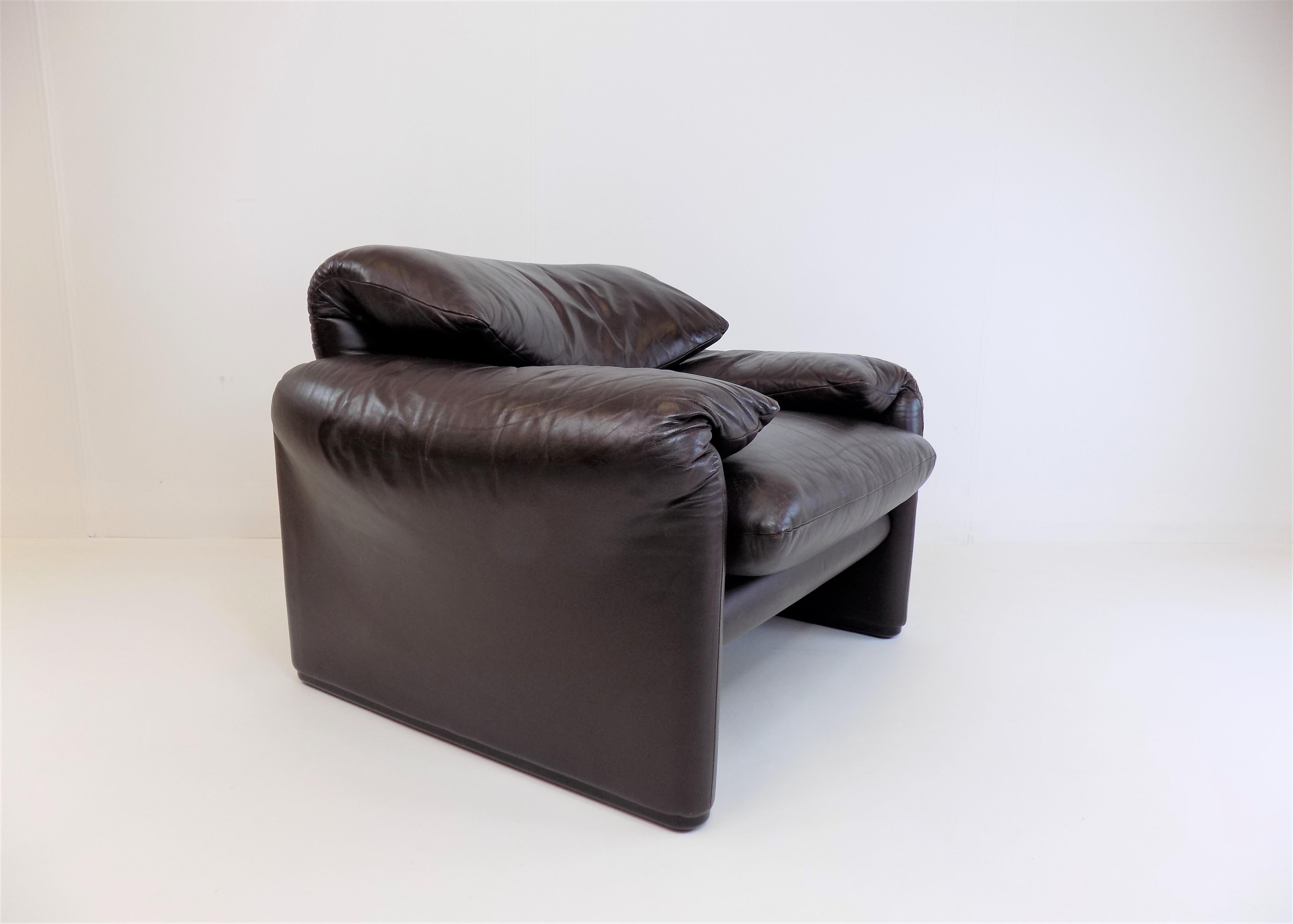 This dark brown Maralunga from the 1970s is in very good condition. The armrests of the armchair show slight signs of wear on the leather, otherwise the leather is in perfect condition. The joints of the backrest are stable and work perfectly. 

