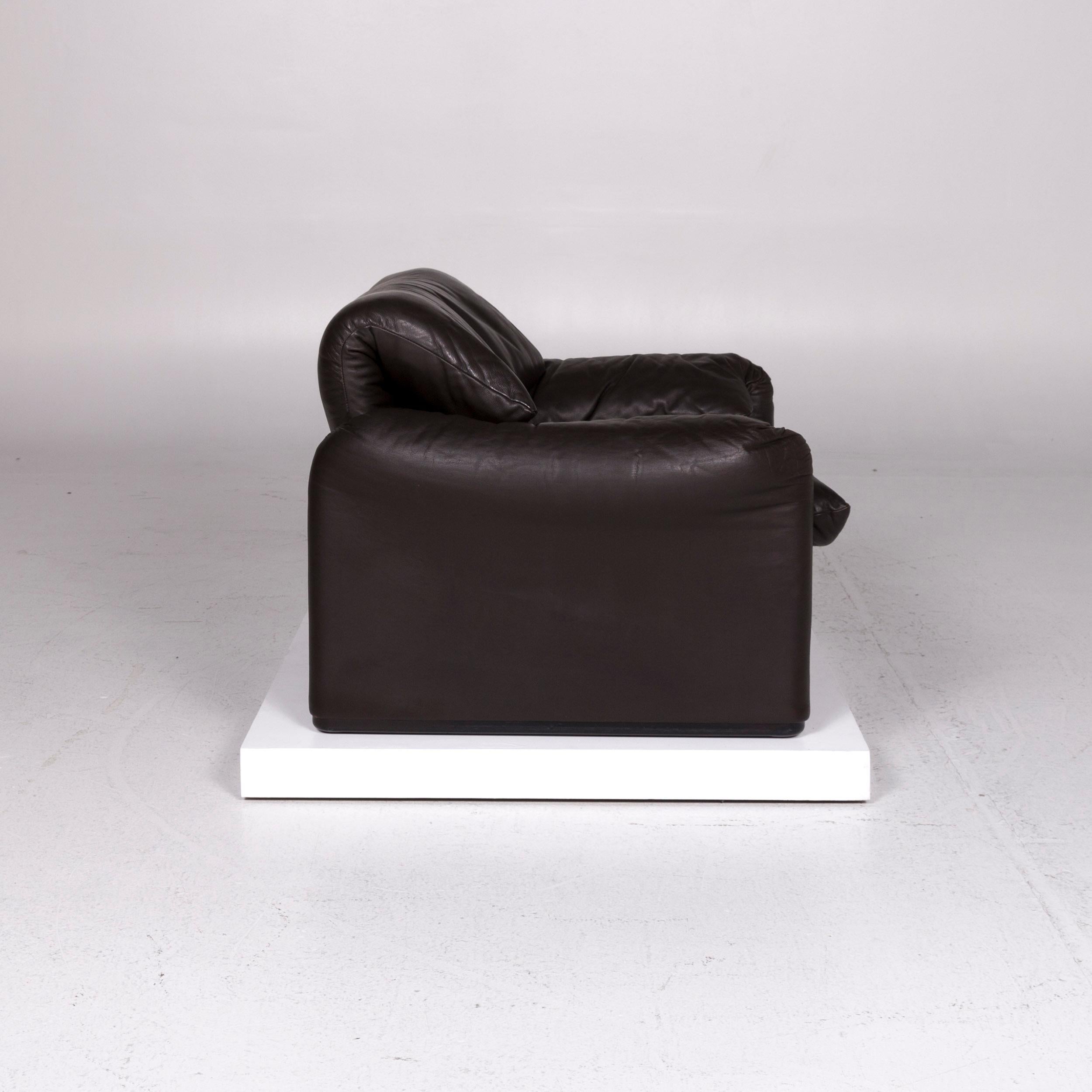 Cassina Maralunga Leather Armchair Brown Dark Brown Function 2