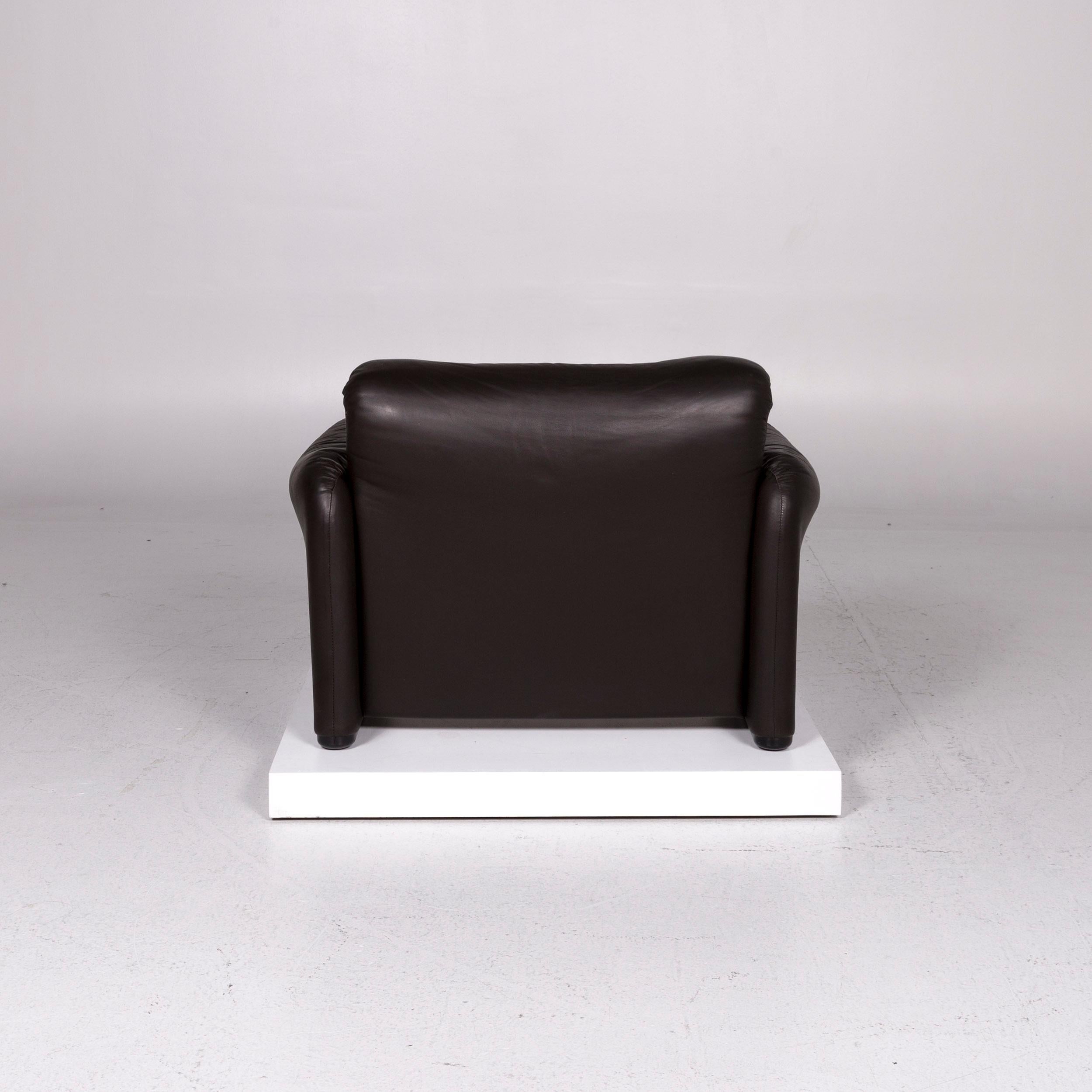 Cassina Maralunga Leather Armchair Brown Dark Brown Function 3