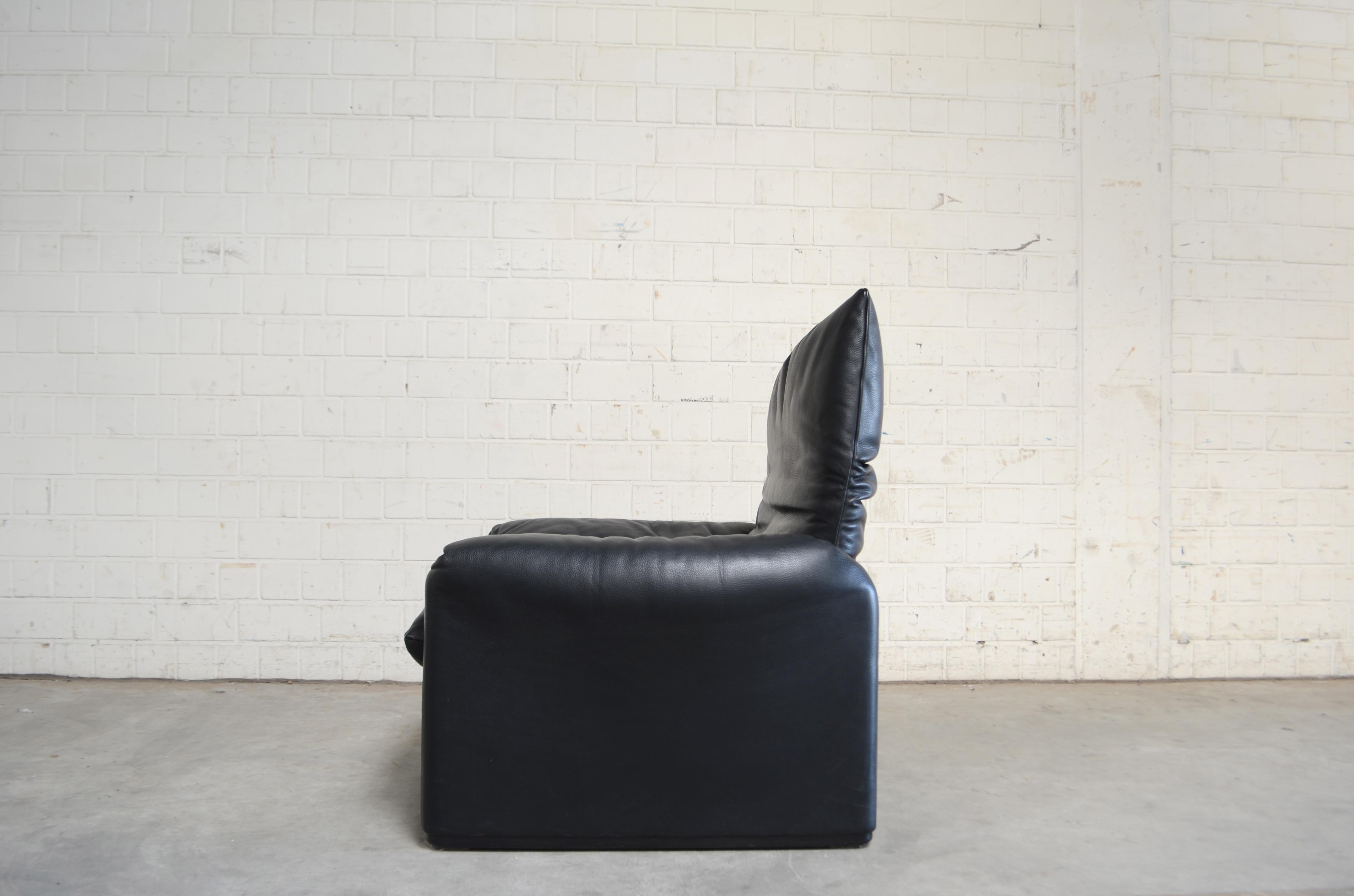 Cassina Modell Maralunga.
It has a convertible headrest.
Thick black aniline leather. A classic Italian armchair with high comfort made by Vico Magistretti.