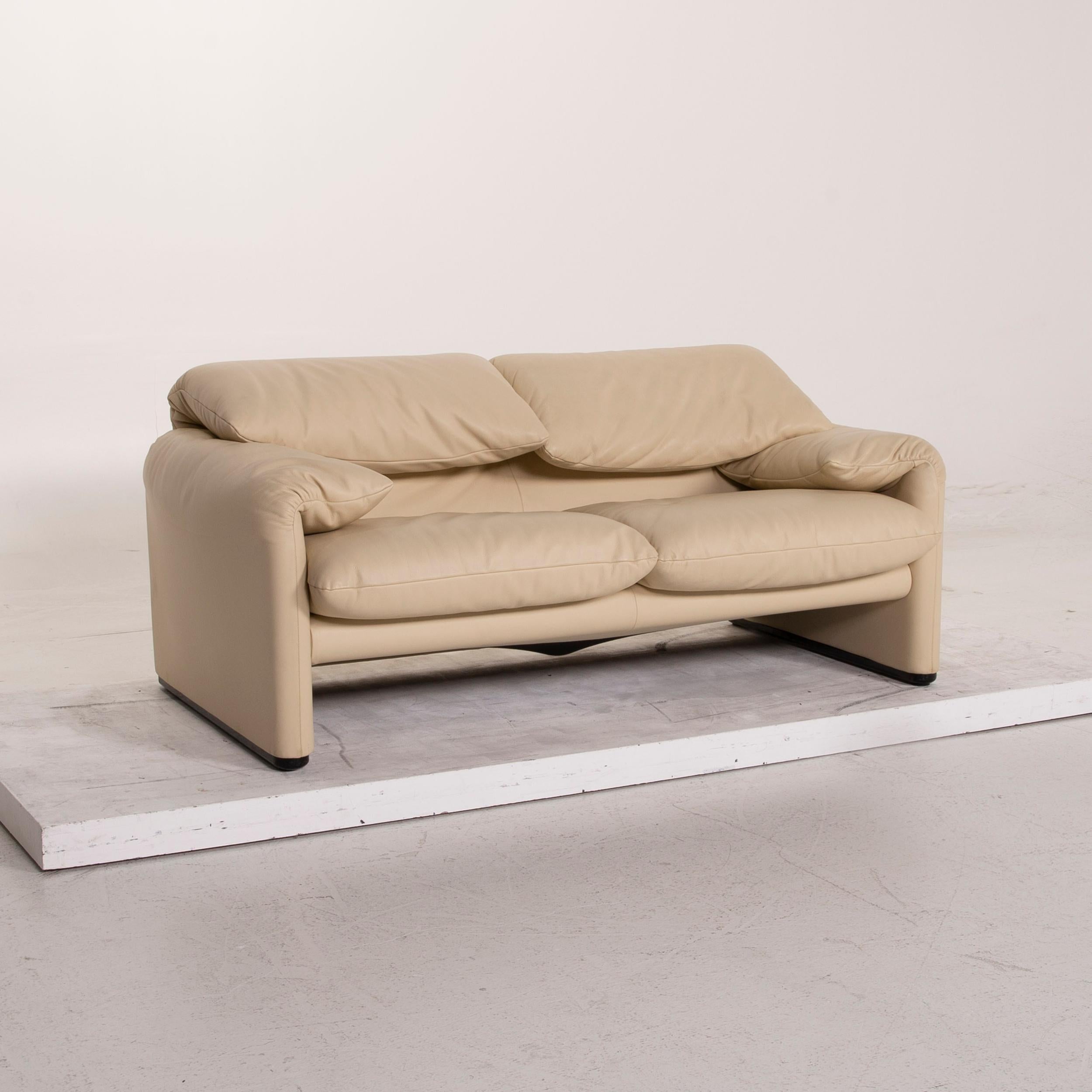 Cassina Maralunga Leather Sofa Cream Two-Seat In Excellent Condition For Sale In Cologne, DE