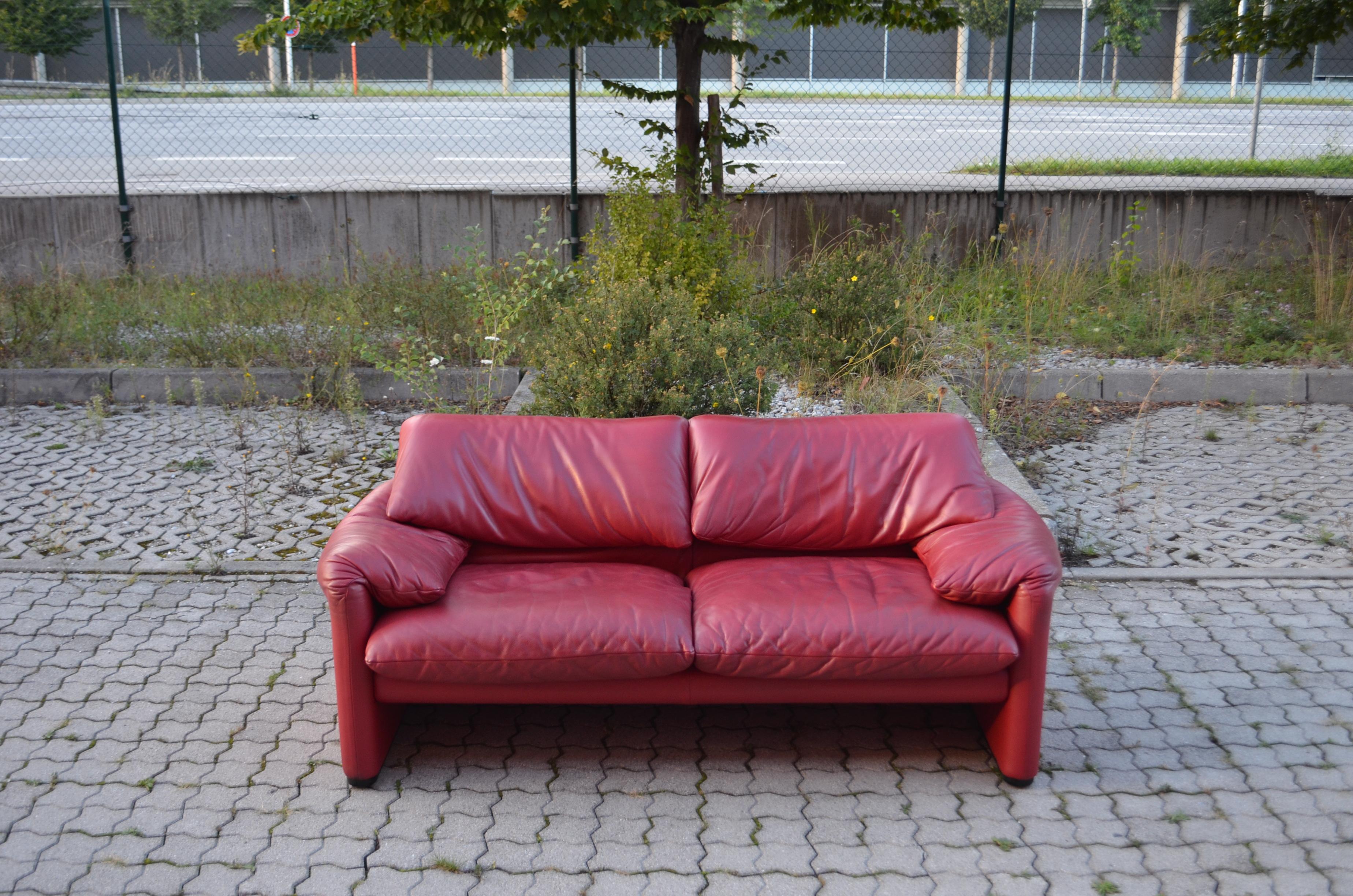 Cassina Modell Maralunga leather sofa
It has a convertible headrest.
The color is a red berry semianiline leather.
Great patina.
A classic Italian masterpiece with high comfort made by Vico Magistretti.