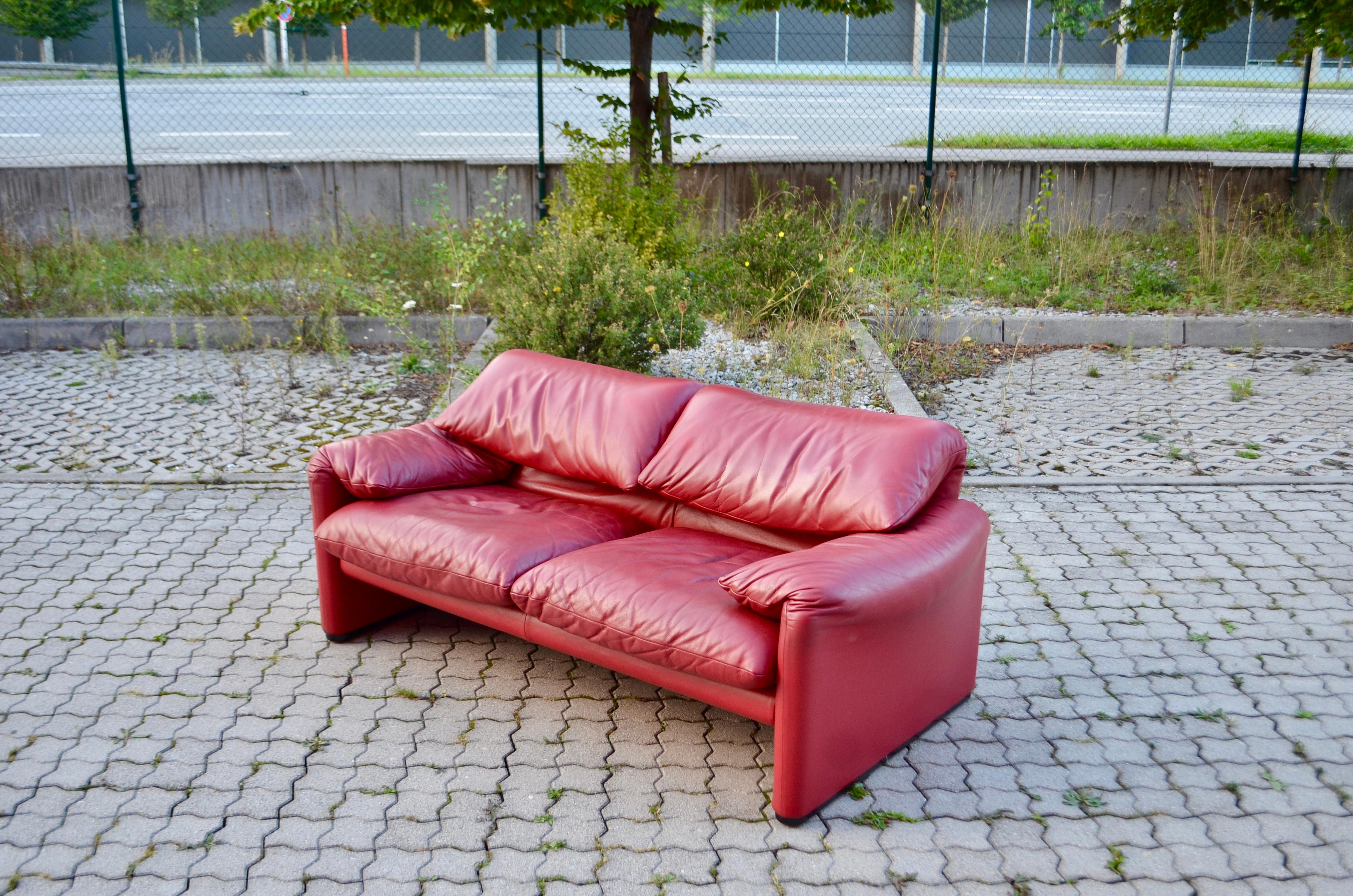 Cassina Maralunga Red Berry Leather Sofa by Vico Magistretti In Good Condition In Munich, Bavaria