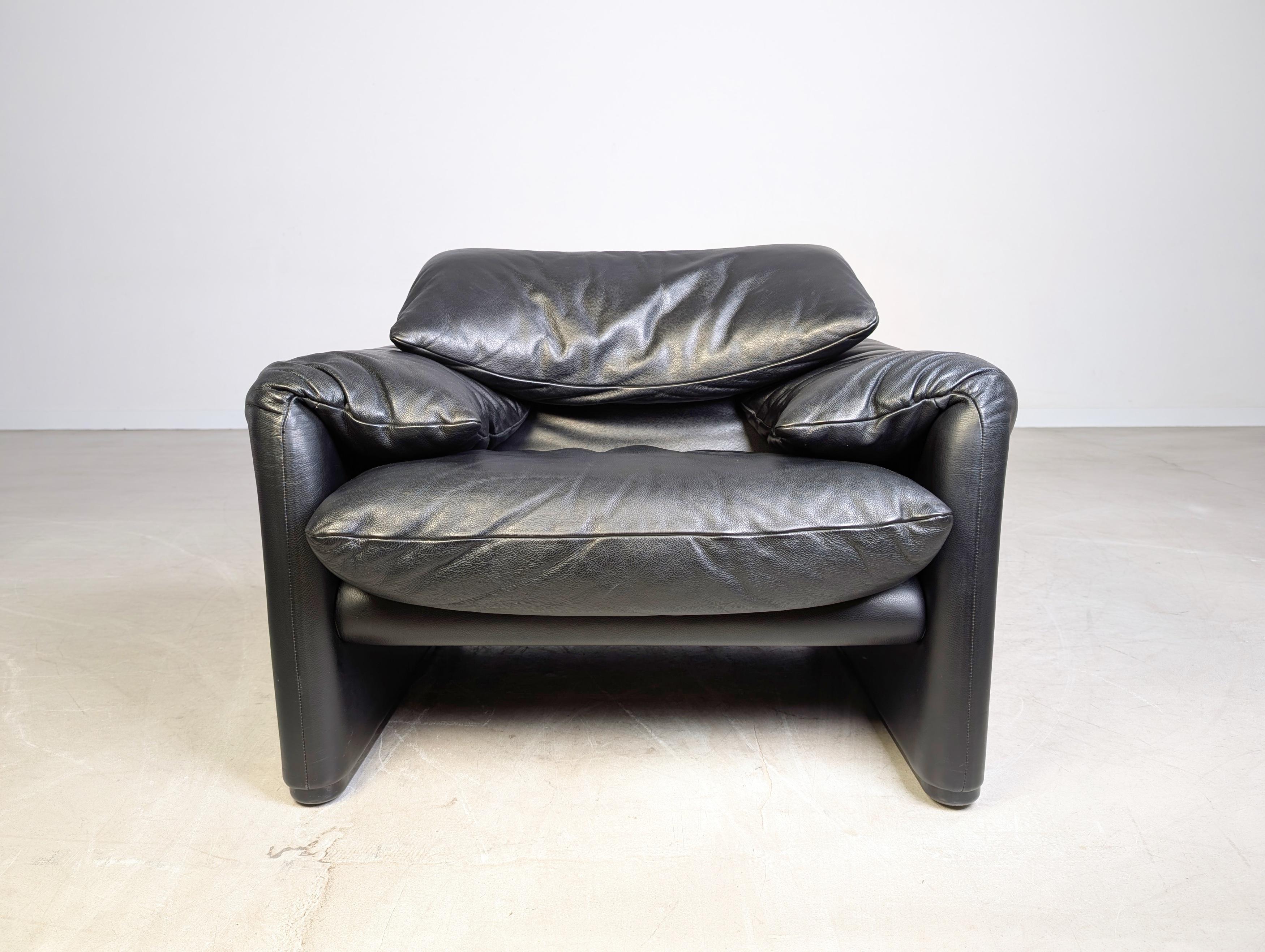 Wir bieten ein wunderschönes Vintage Maralunga Sessel Sofa von Cassina zum Verkauf an. Das Design stammt vom renommierten italienischen Designer Vico Magistretti, erfreut sich bis heute großer Beliebtheit und gilt als wahrer Designklassiker. In