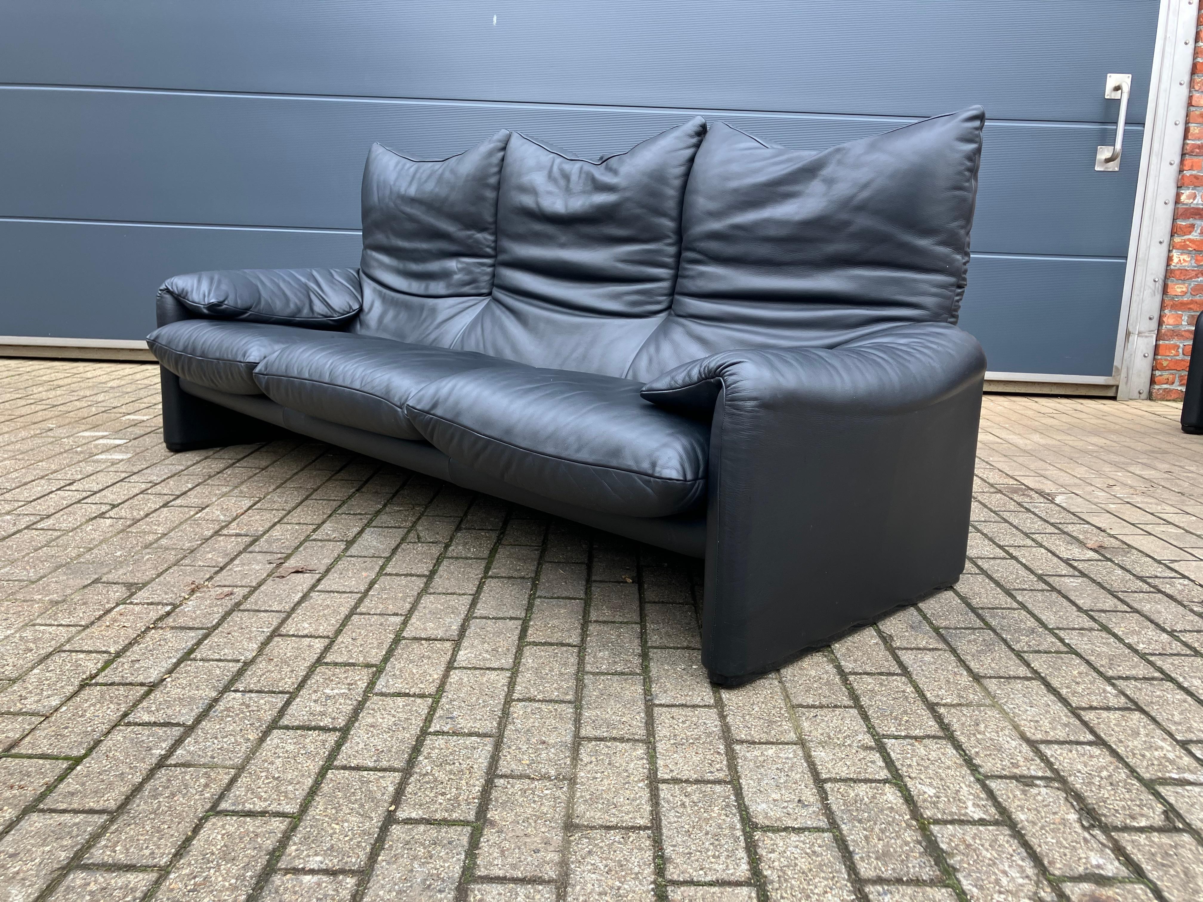 Cassina Maralunga set 2+3seater Original Black leather with all the labels In Good Condition In Izegem, BE