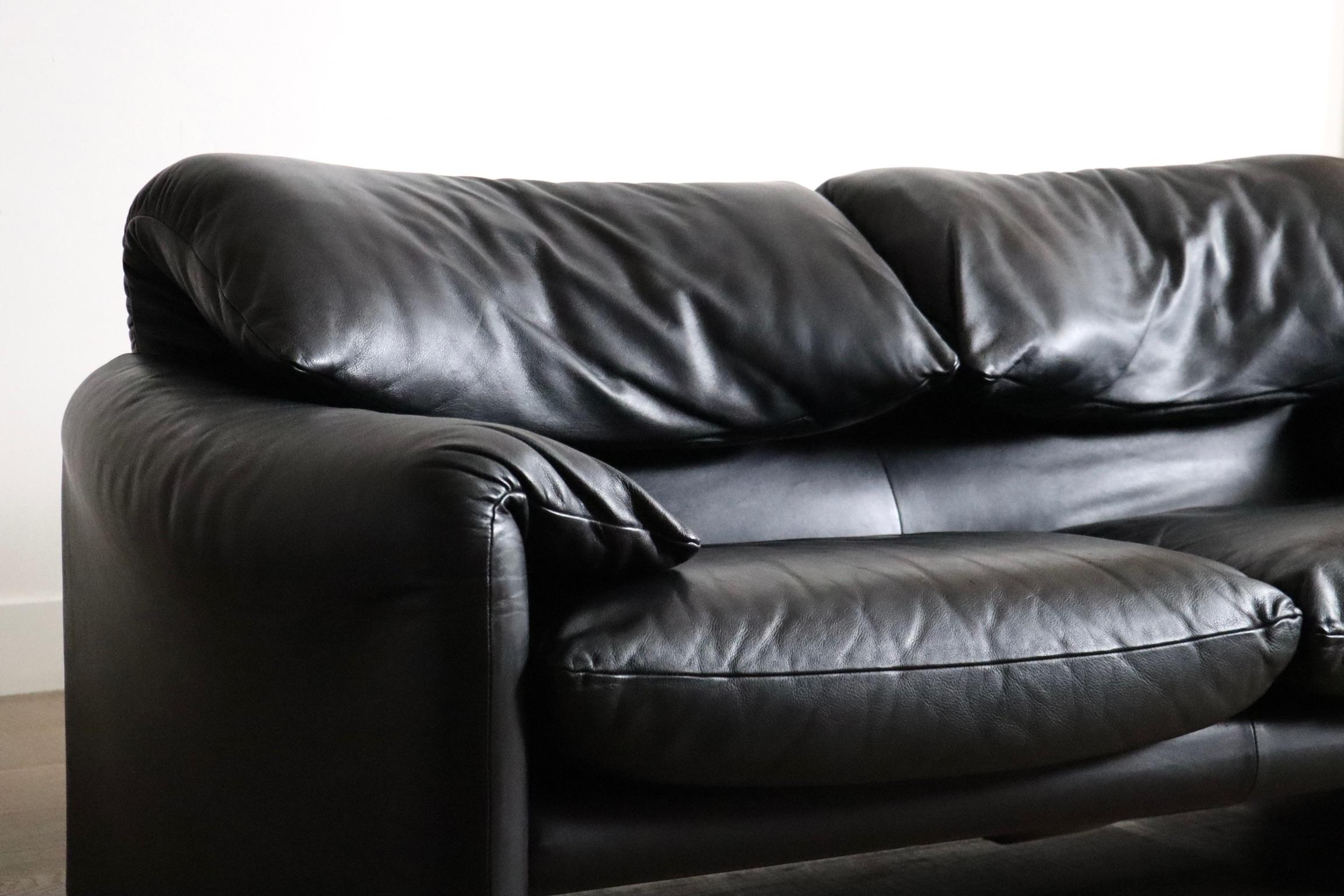 Beau canapé deux places Maralunga en cuir noir d'origine, par Vico Magistretti pour Cassina, années 1970.

Ce modèle est connu pour son grand confort et ses dossiers réglables. Le canapé Maralunga est composé de formes chaleureuses et rassurantes,