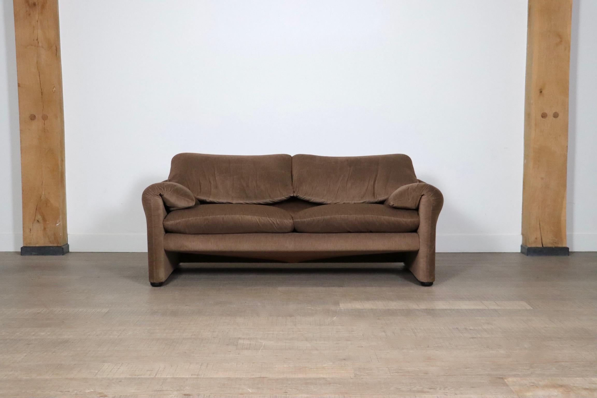 Nice two seater Maralunga sofa in brown velvet, by Vico Magistretti for Cassina, 1970s. This design is known for its high comfort and adjustable backrests. The vintage Maralunga sofa by Vico Magistretti is composed of warm and reassuring shapes,