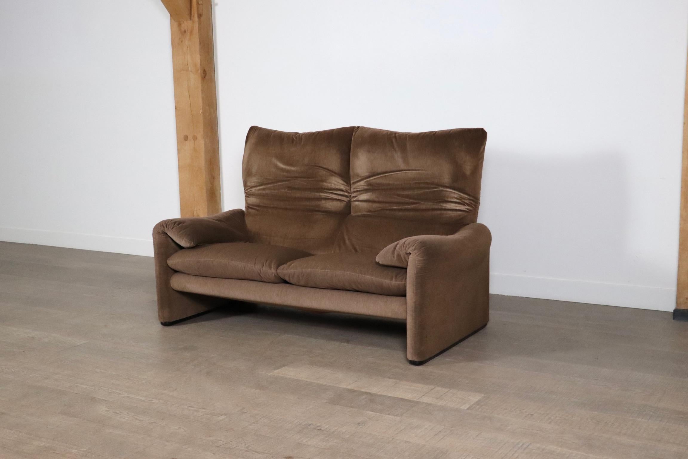 Cassina Maralunga Two Seater Sofa In Brown Velvet By Vico Magistretti, 1970s In Good Condition In ABCOUDE, UT