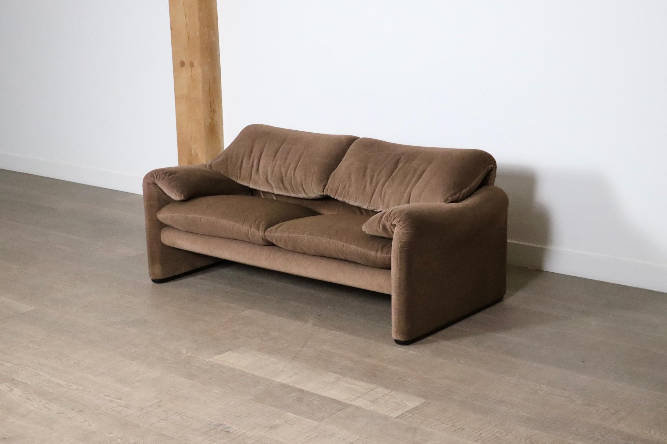 Mid-20th Century Cassina Maralunga Two Seater Sofa In Brown Velvet By Vico Magistretti, 1970s