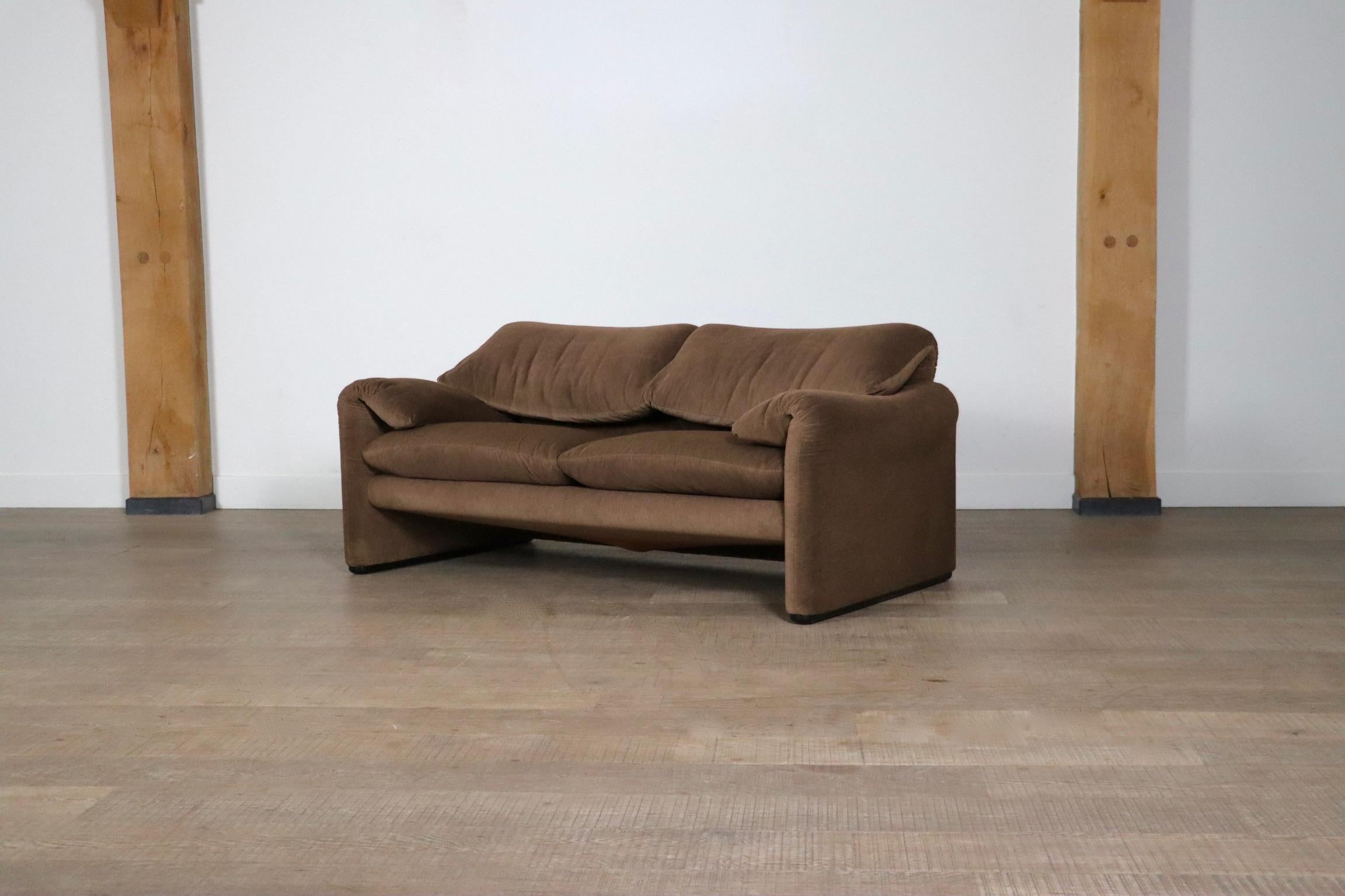 Cassina Maralunga Two Seater Sofa In Brown Velvet By Vico Magistretti, 1970s 3