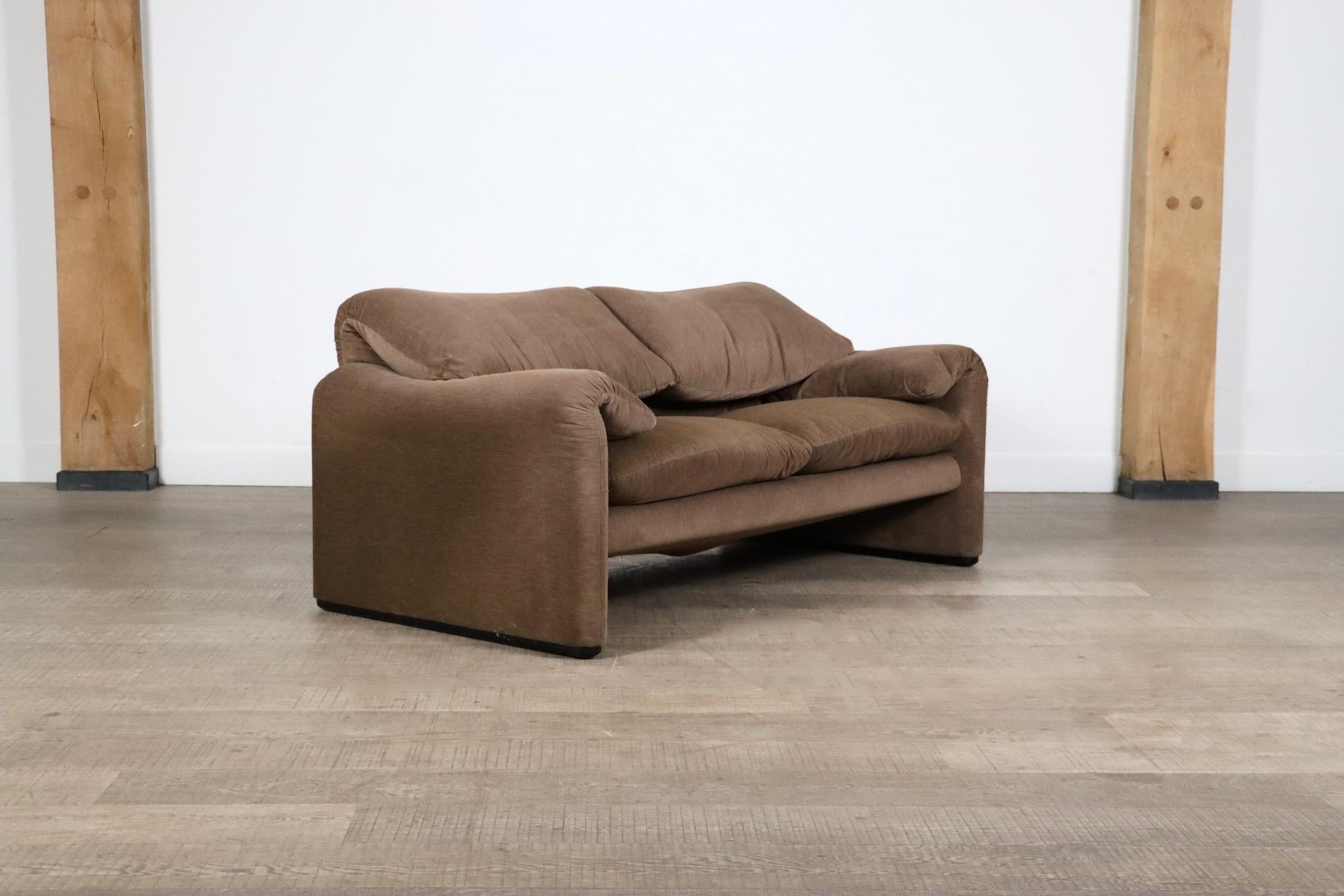 Cassina Maralunga Two Seater Sofa In Brown Velvet By Vico Magistretti, 1970s 4
