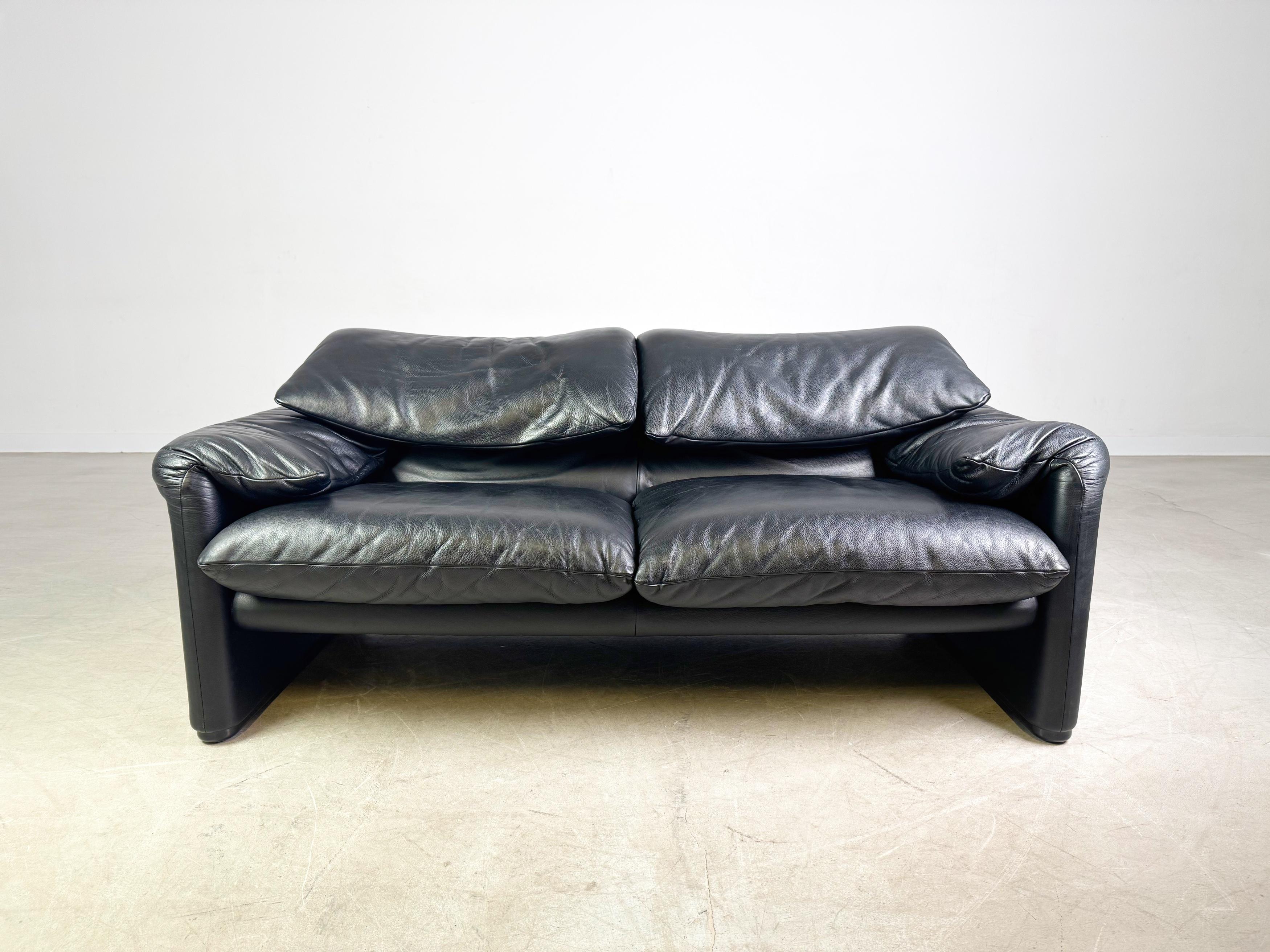 Wir bieten ein wunderschönes Vintage Maralunga Zweisitzer Sofa von Cassina zum Verkauf an. Ce design a été créé par le designer italien renommé Vico Magistretti, qui jouit aujourd'hui d'une grande popularité et est considéré comme un grand