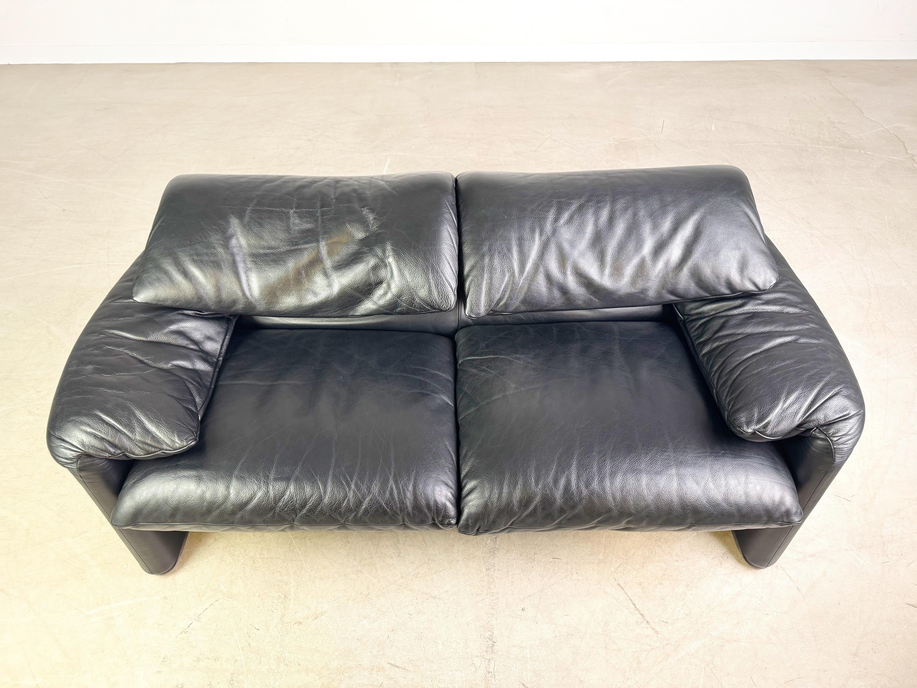 Cassina Maralunga Zweisitzer Sofa Couch Vico Magistretti Leder Bon état - En vente à Berlin, DE
