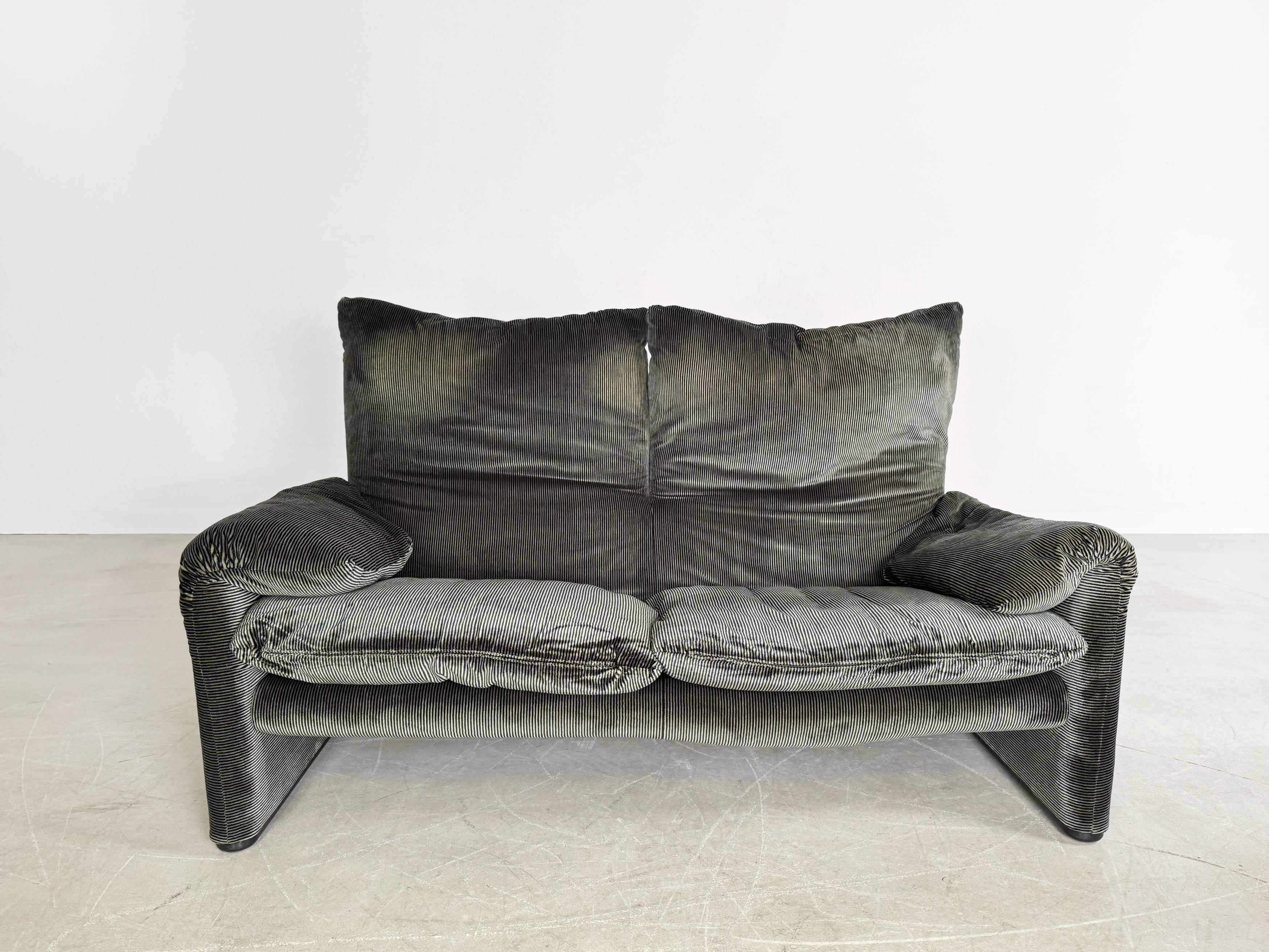 Wir bieten ein wunderschönes dunkelgrünes Maralunga Zweisitzer Sofa in Samt/ Kordstoff von Cassina zum Verkauf an. Das Design stammt von Vico Magistretti und gilt bis heute als wahrer Designklassiker. Vico Magistretti war ein renommierter