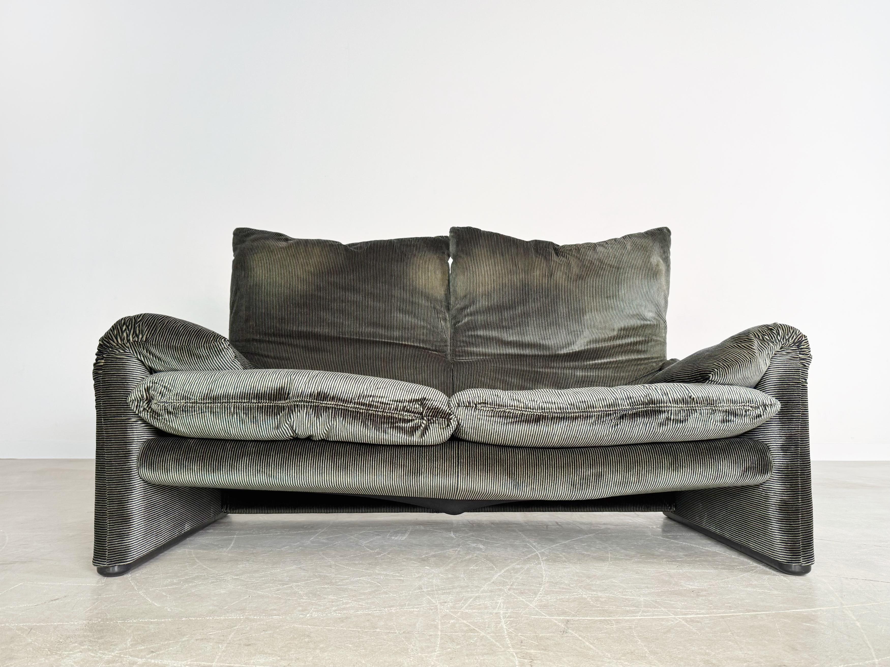 Cassina Maralunga Zweisitzer-Sofa Vico Magistretti Stoff kord Couch (Moderne der Mitte des Jahrhunderts) im Angebot