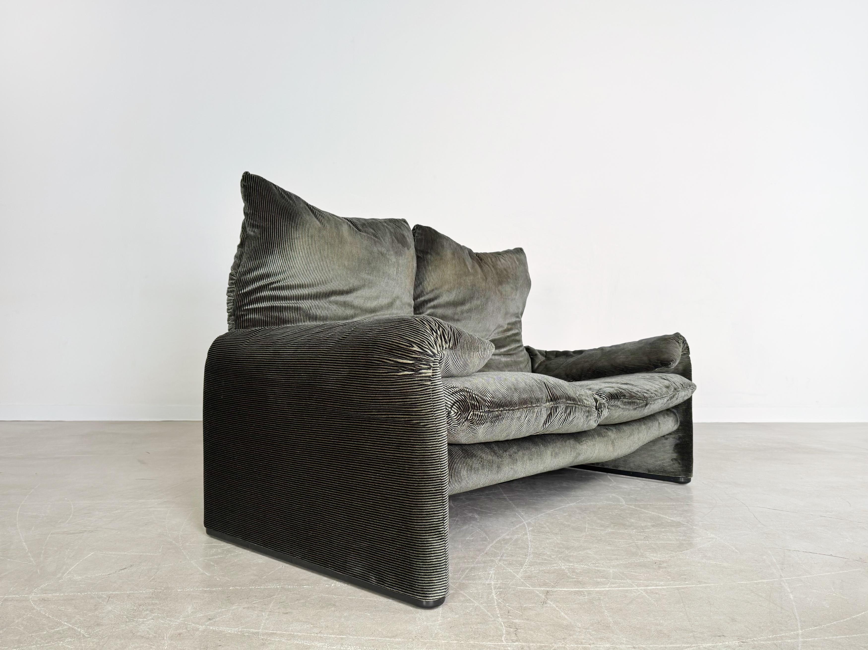 Cassina Maralunga Zweisitzer-Sofa Vico Magistretti Stoff kord Couch (Italienisch) im Angebot