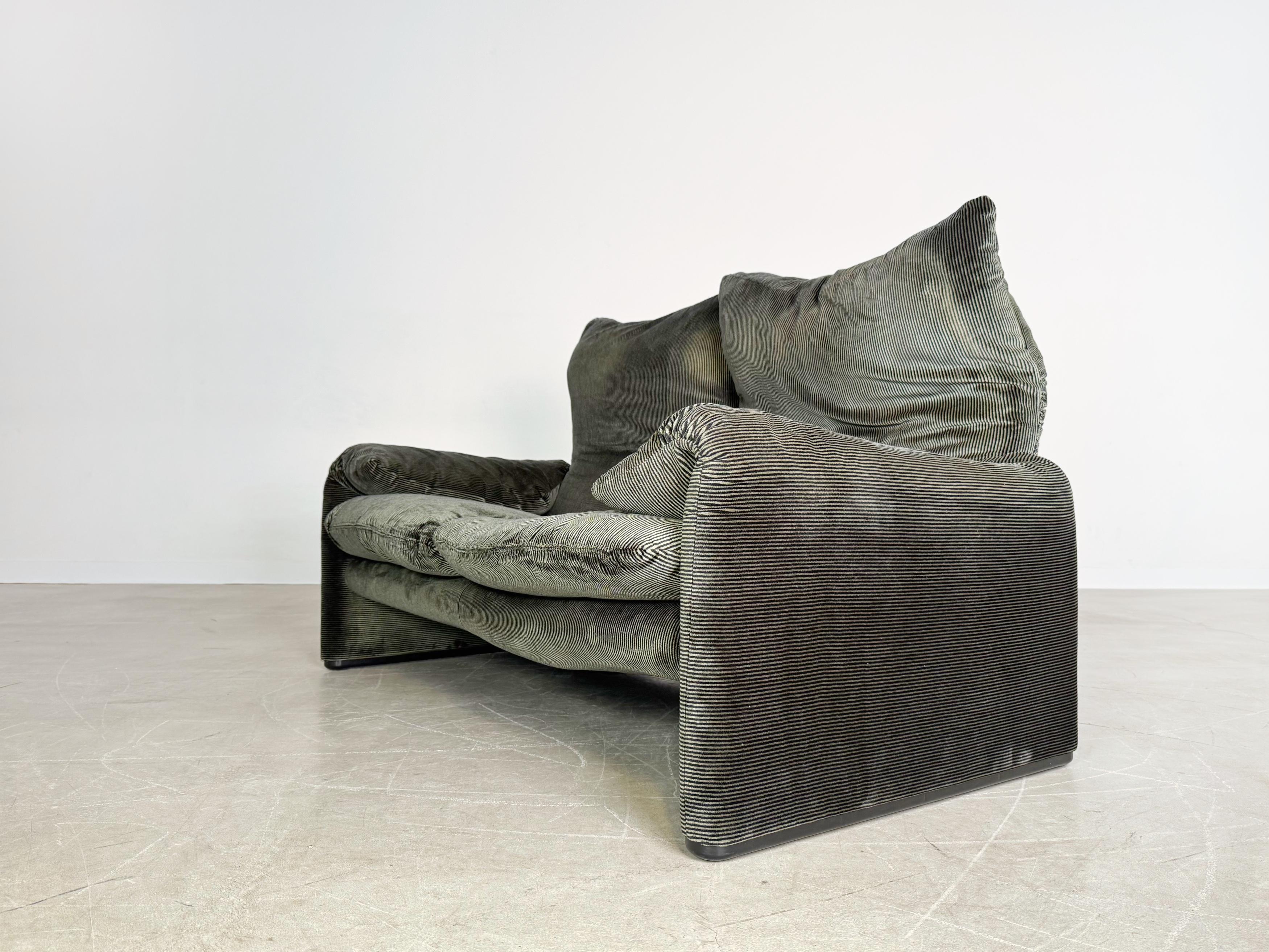 Cassina Maralunga Zweisitzer-Sofa Vico Magistretti Stoff kord Couch im Zustand „Gut“ im Angebot in Berlin, DE