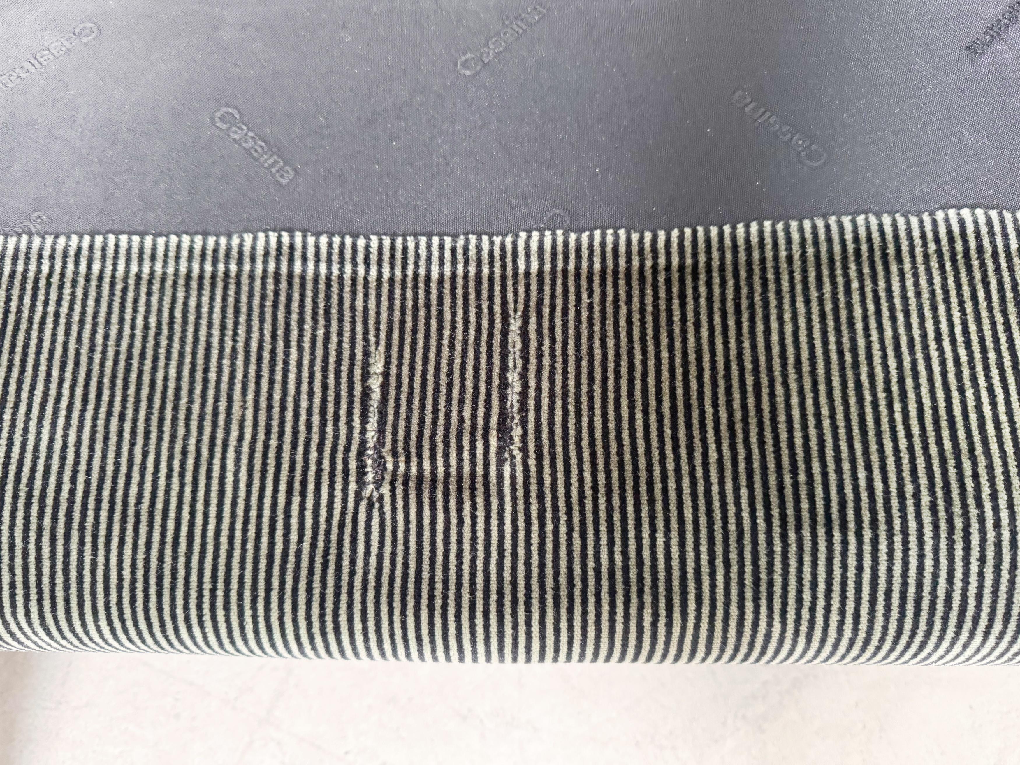 Cassina Maralunga Zweisitzer-Sofa Vico Magistretti Stoff kord Couch im Angebot 3