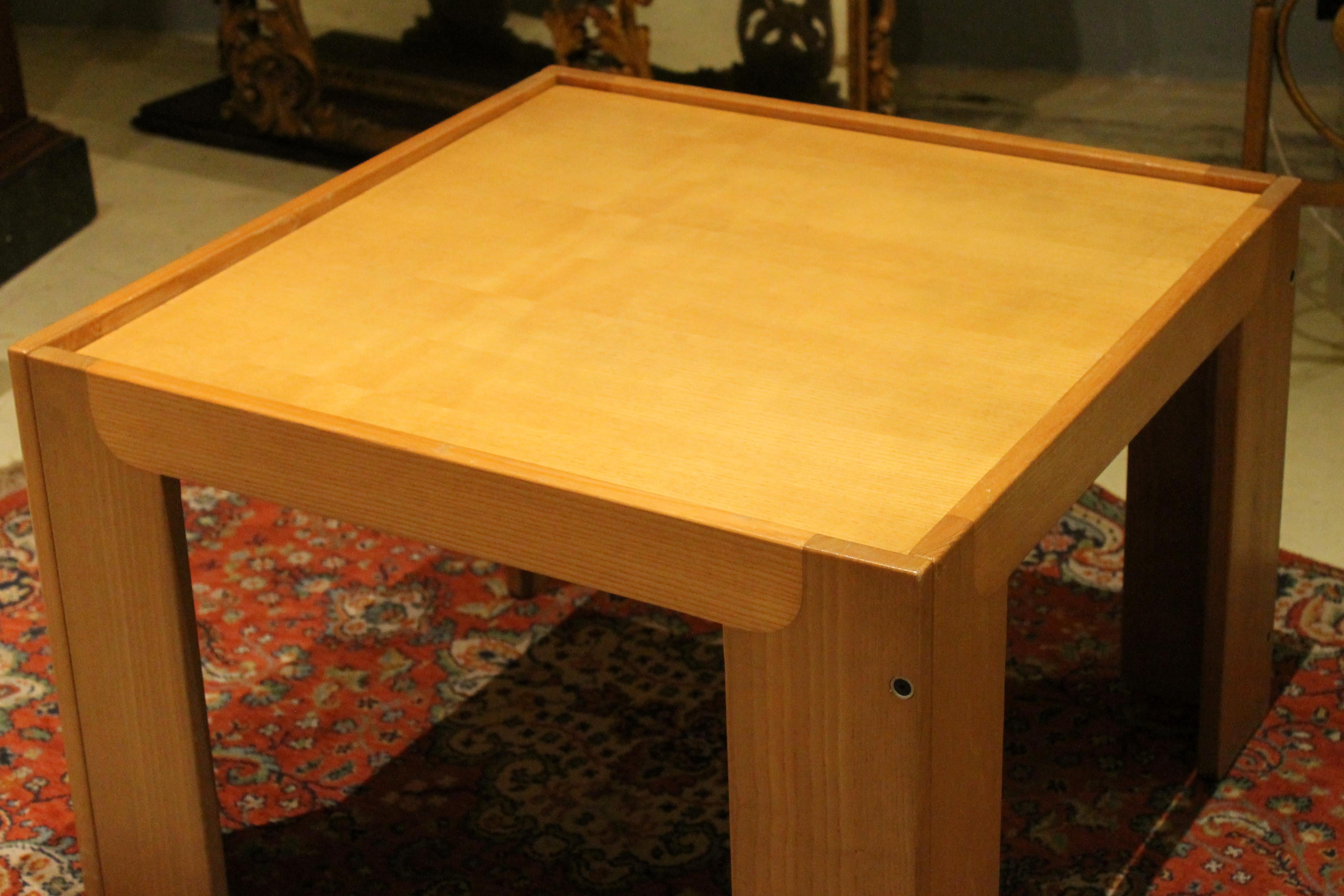 Cassina, Mid-Century Modern Italian Design Square Light Wood Coffee Table For Sale 6