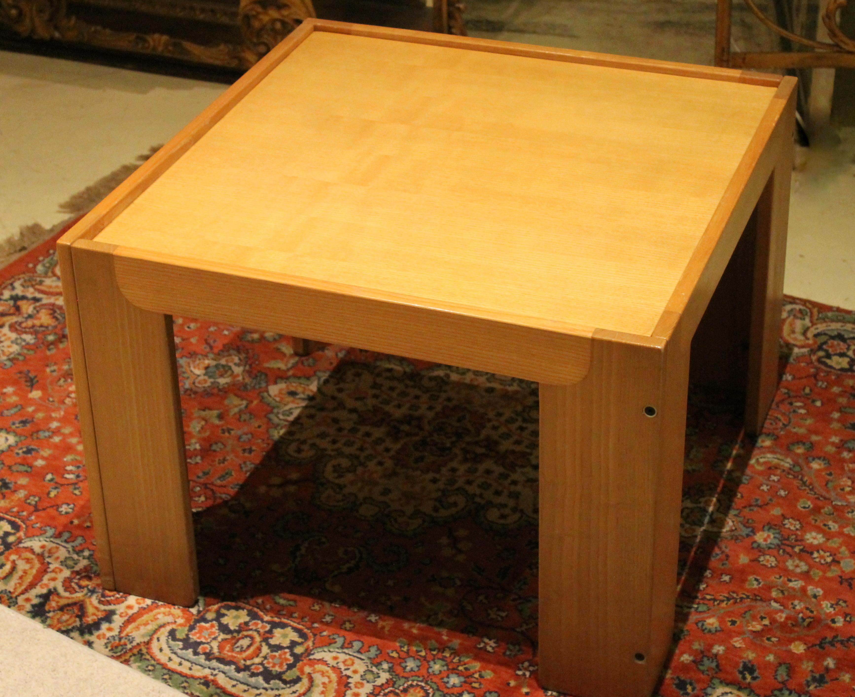 Cassina, Mid-Century Modern Italian Design Square Light Wood Coffee Table For Sale 2