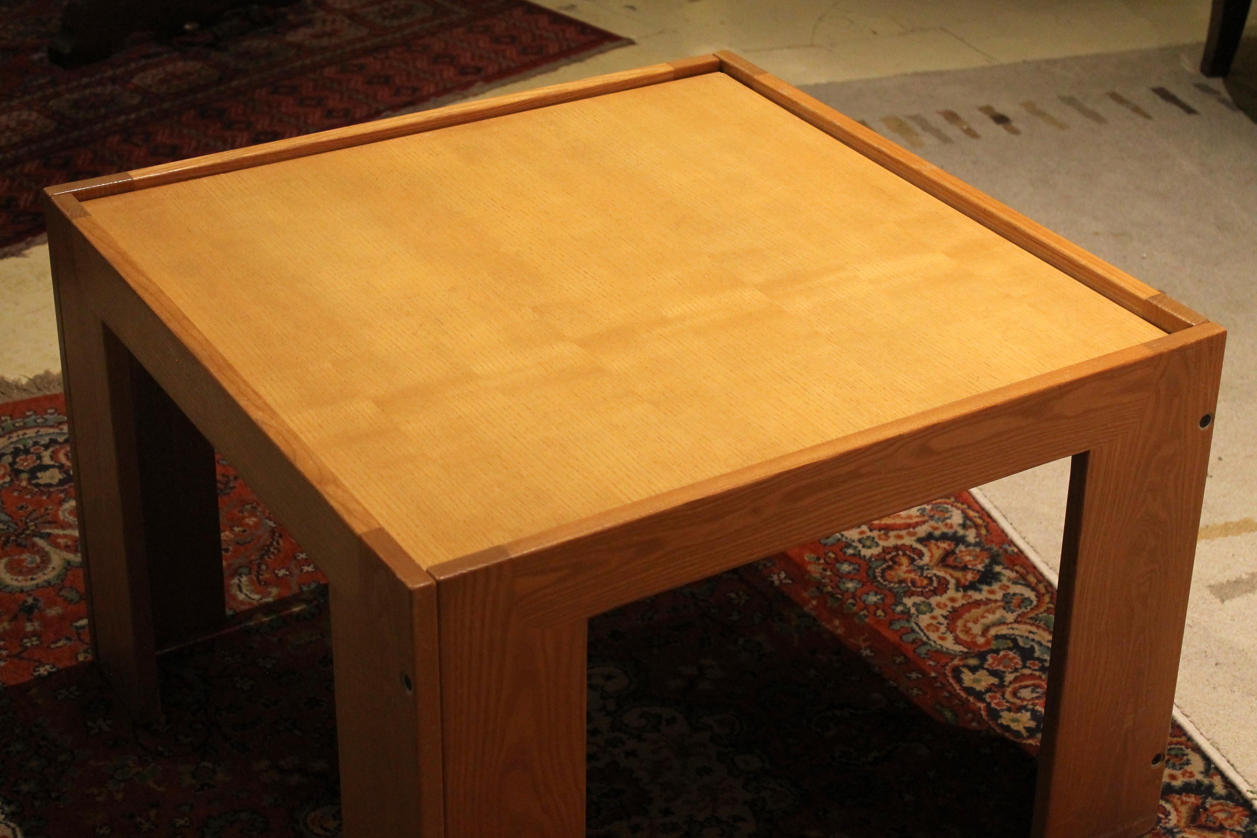 Cassina, Mid-Century Modern Italian Design Square Light Wood Coffee Table For Sale 3
