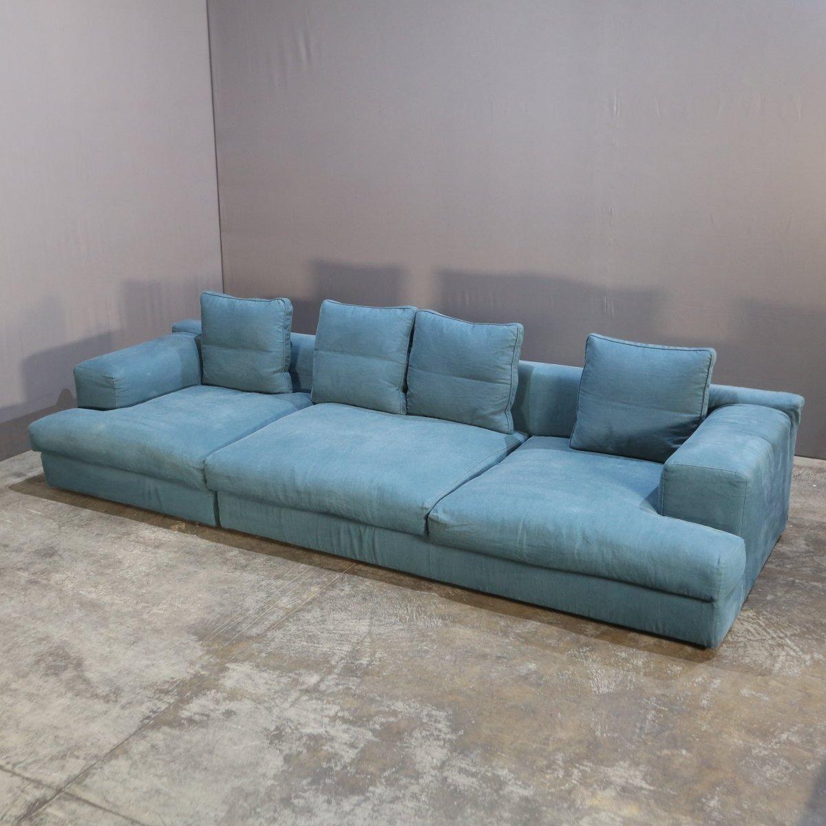 Presentamos el Sofá Miloe de Cassina, un lujoso complemento para cualquier salón. Fabricado con los mejores materiales, este sofá irradia elegancia y sofisticación. El elegante diseño presenta líneas limpias y un asiento acolchado de felpa para el