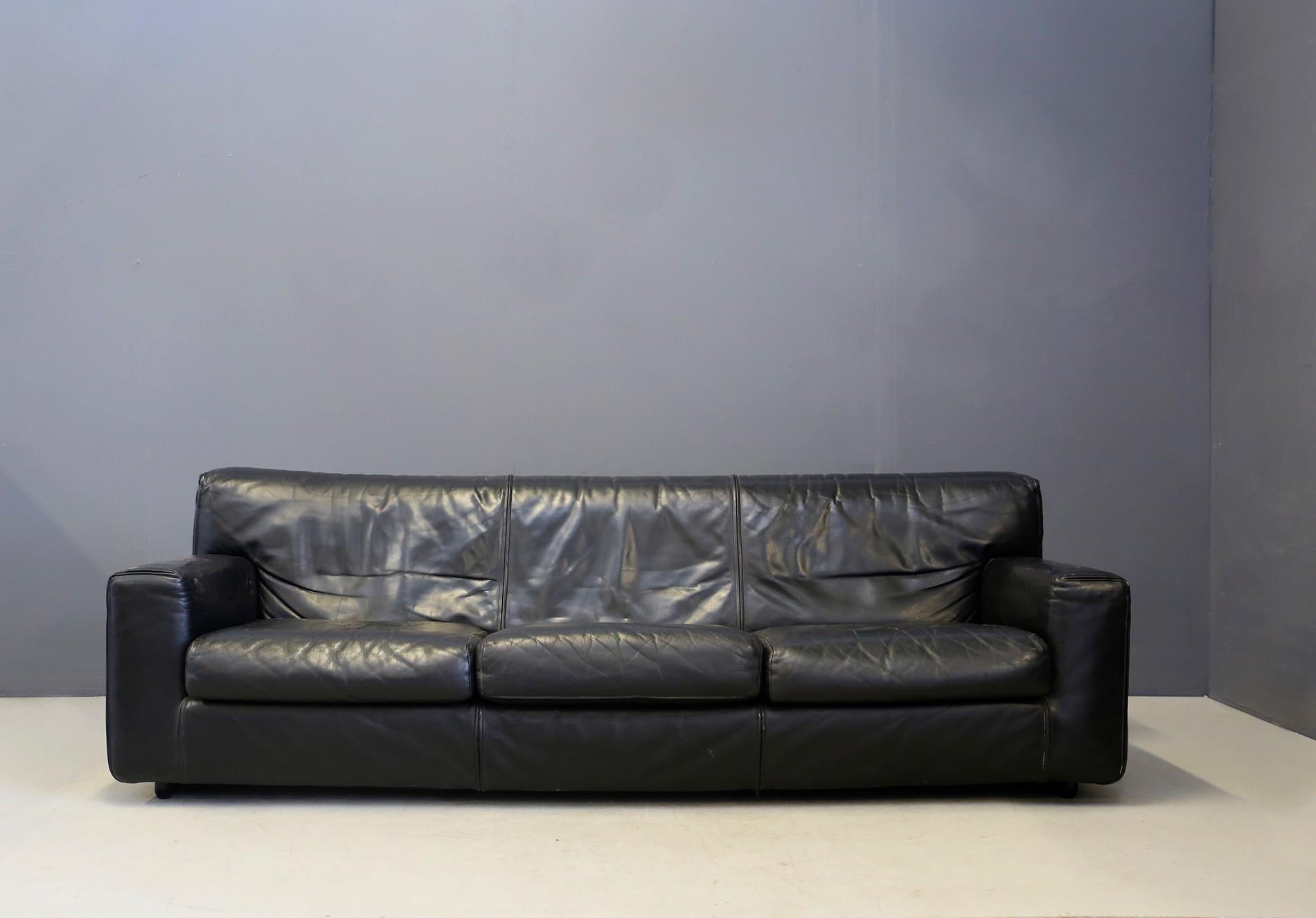 Three-seat sofa made entirely of black leather. The leather upholstery of the sofa is fully lined with its zippers.
We find inside the sofa, the upholstery marked Cassina. The product is in its original condition. The sofa has a very minimalist